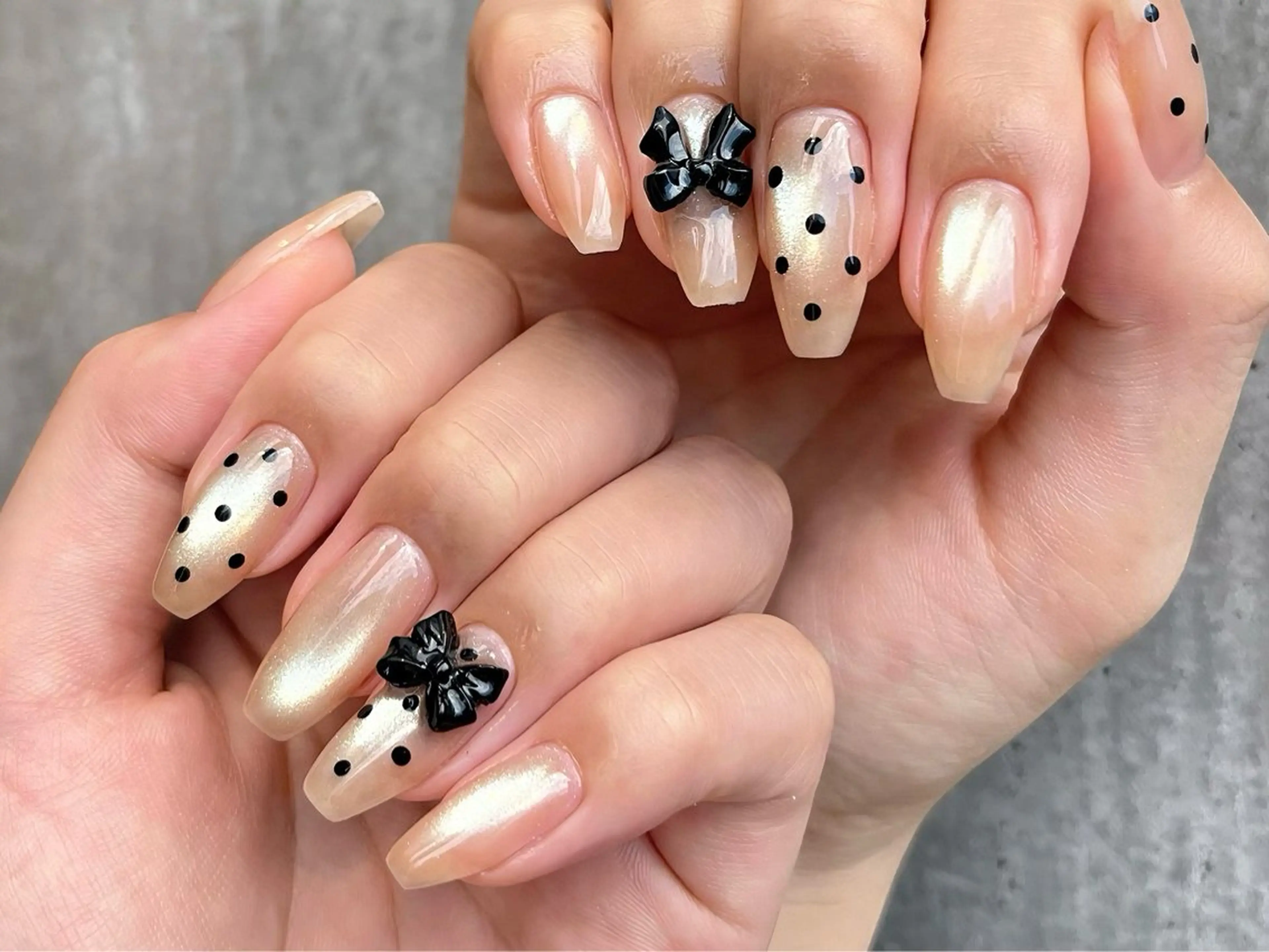 ネイル ドット ガーリー ゴールド キラキラネイル マグネットネイル ハンドネイル ハンドケア 🎀NAIL🎀 AI🪄︎︎◝✩のネイルデザイン