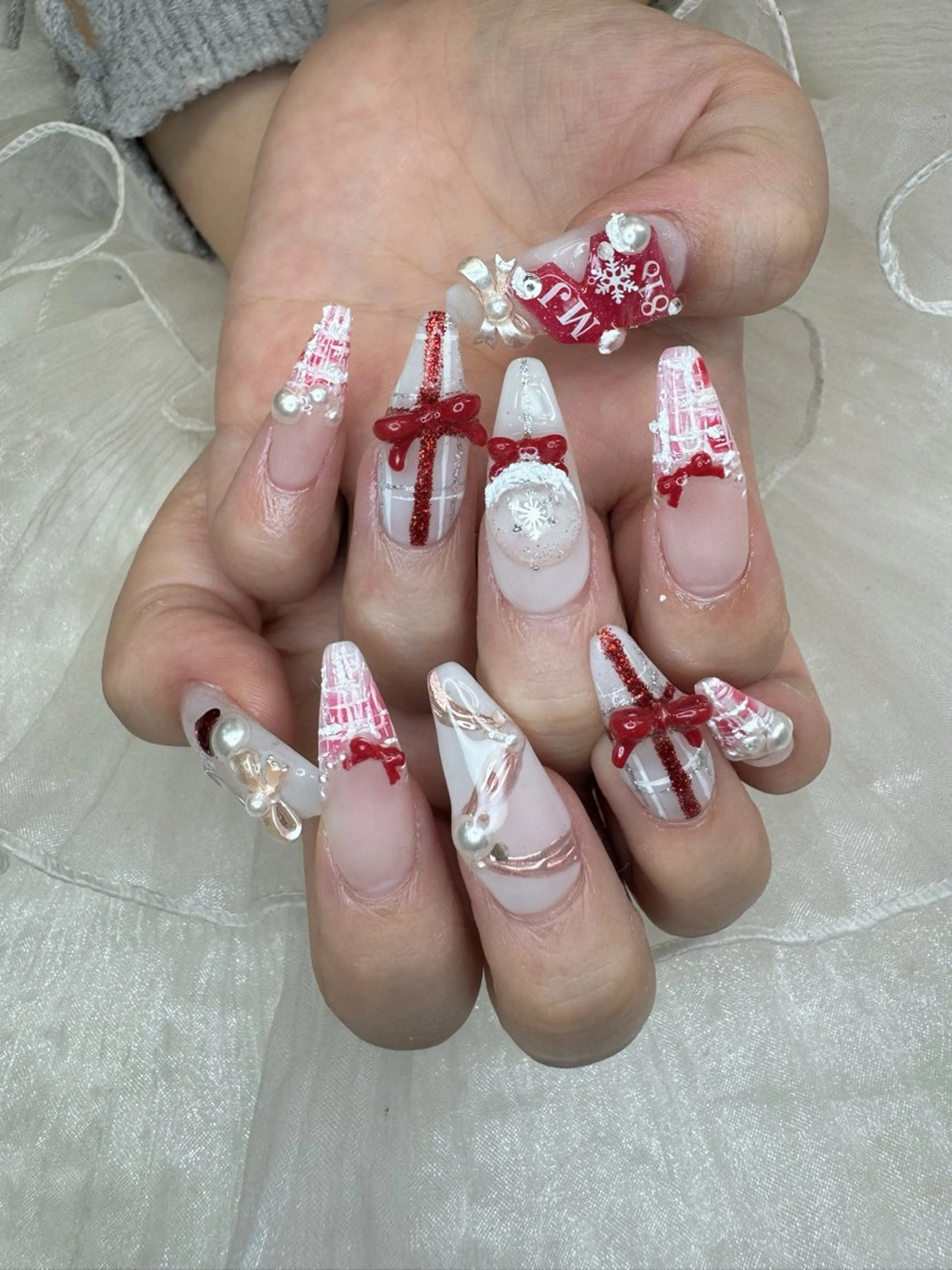 ネイル リボン 冬ネイル クリスマス cherie nailのネイルデザイン