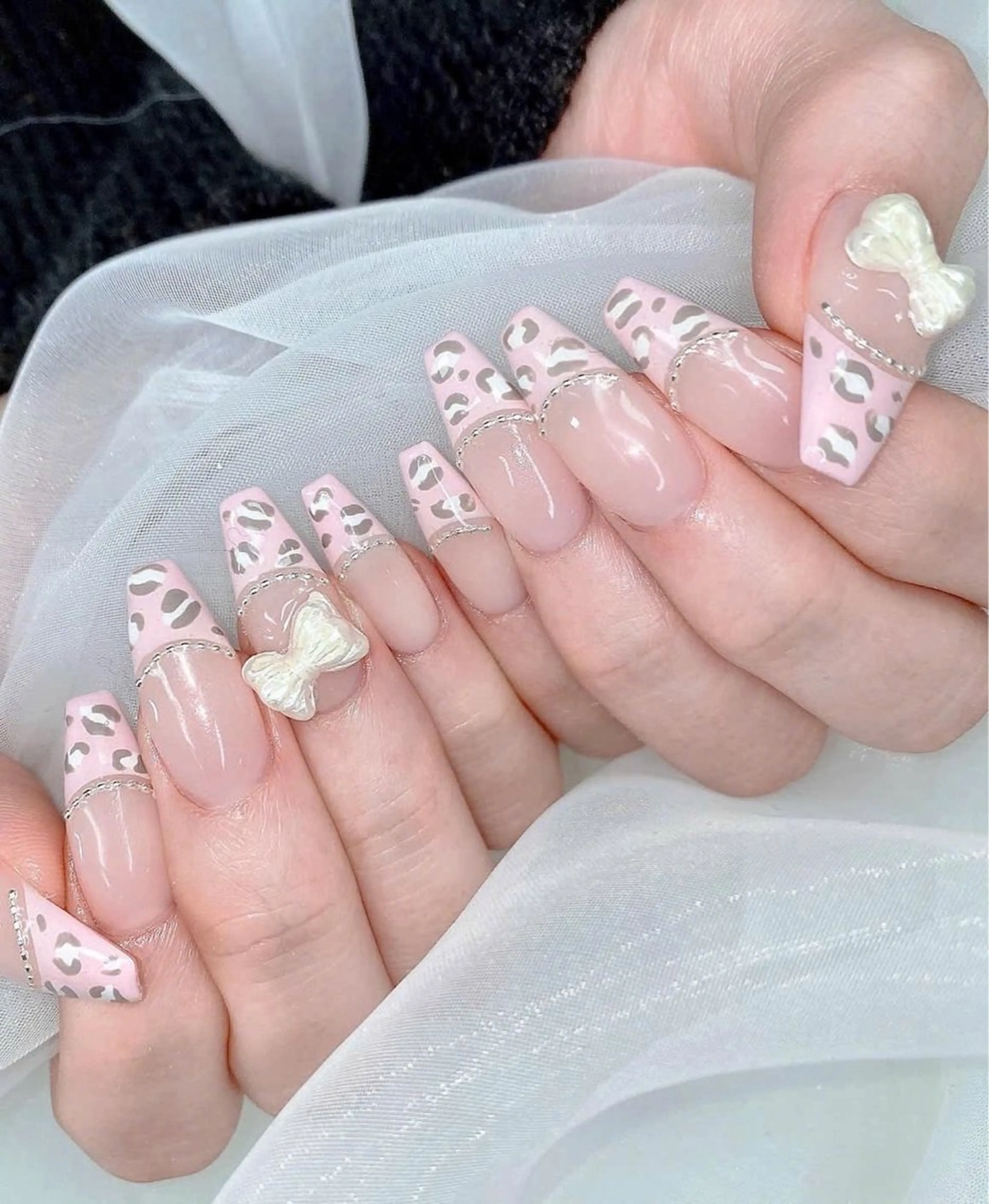 ネイル フラッシュネイル フレンチネイル グラデーション キラキラネイル 韓国ネイル ハンドネイル Lyna Nail のネイルデザイン