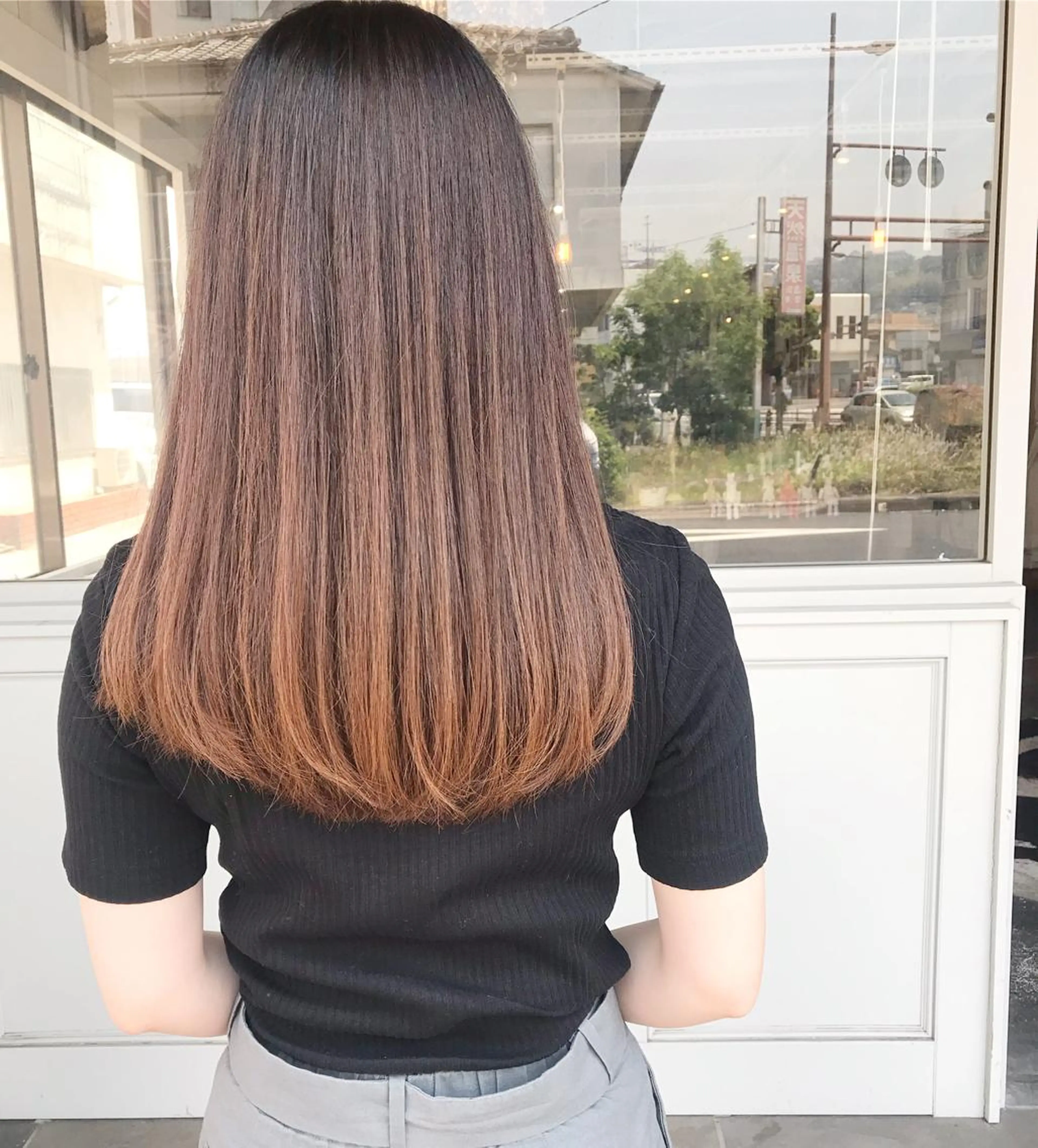 セミロング カラー ヘアアレンジ お団子ヘア 切りっぱなしボブ バレイヤージュ ブリーチ デザインカラー Mariana/ 鶴原-ハイライトのヘアスタイル