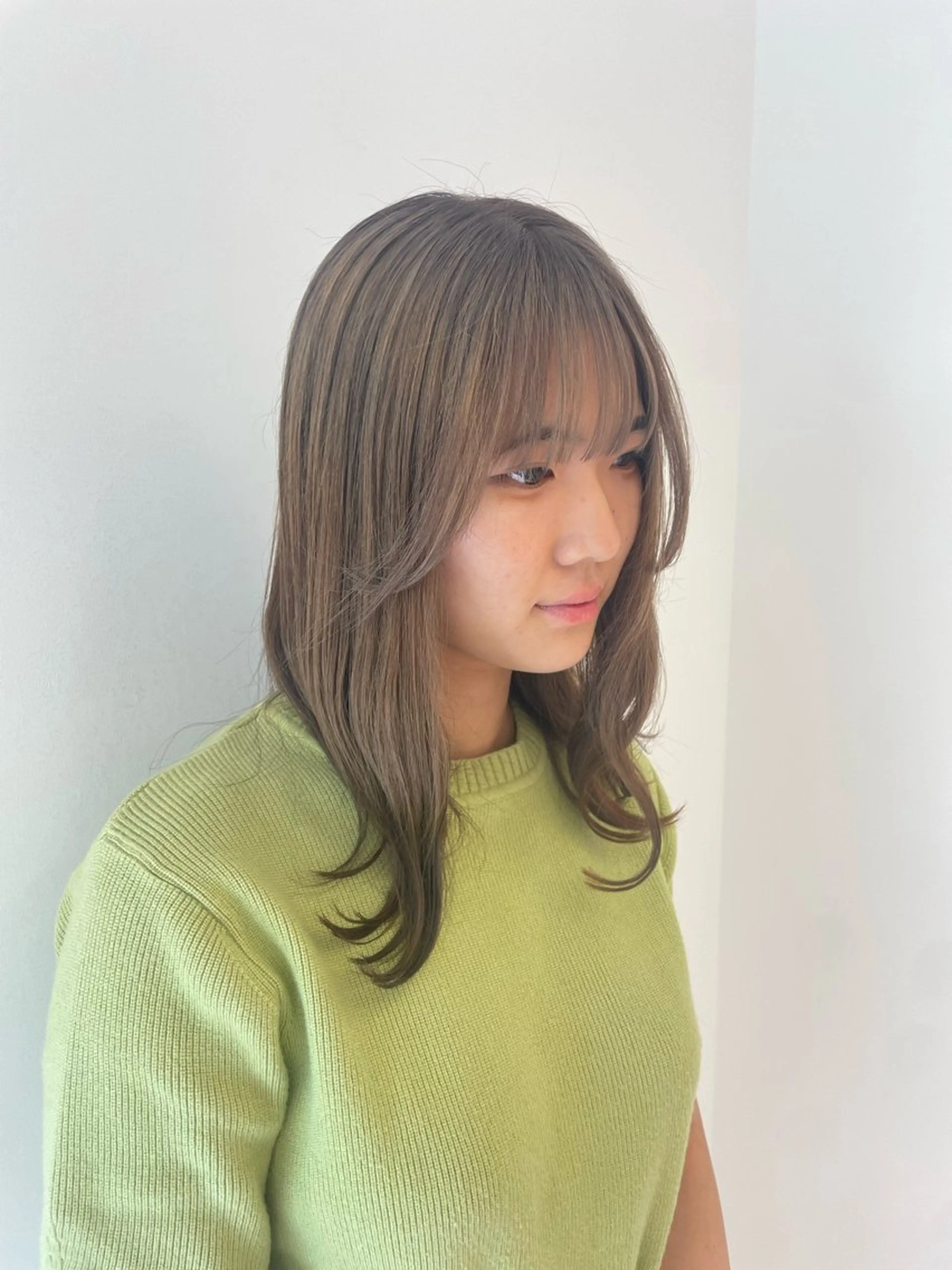 ロング カラー ベージュカラー ミルクティーベージュ カット ヘアカラー 佐藤 綾郁のヘアスタイル