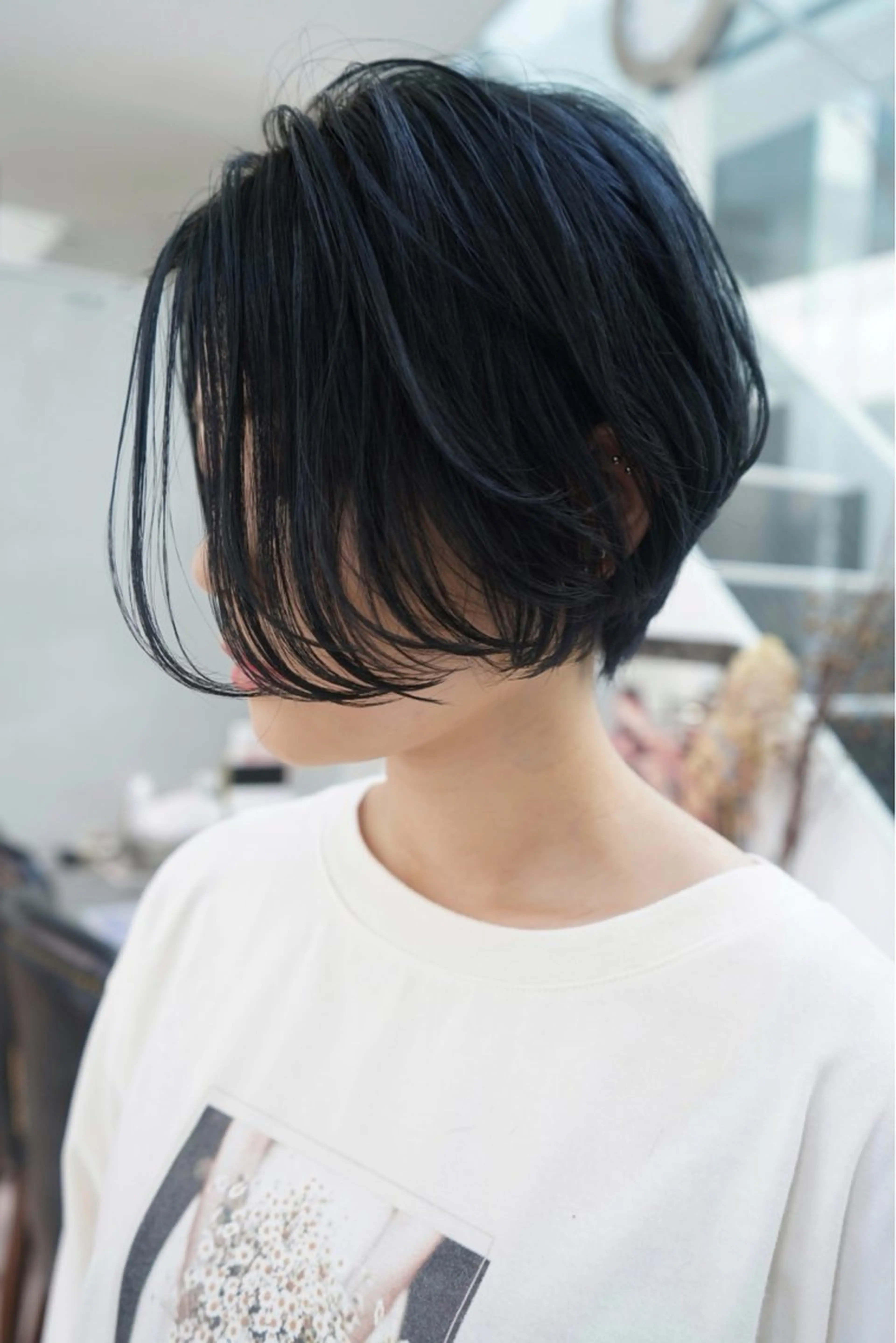 ショート カラー アッシュ ネイビーカラー ショートヘア カット ヘアカラー トリートメント CHERIEブリーチ ダブルカラー　天神のヘアスタイル