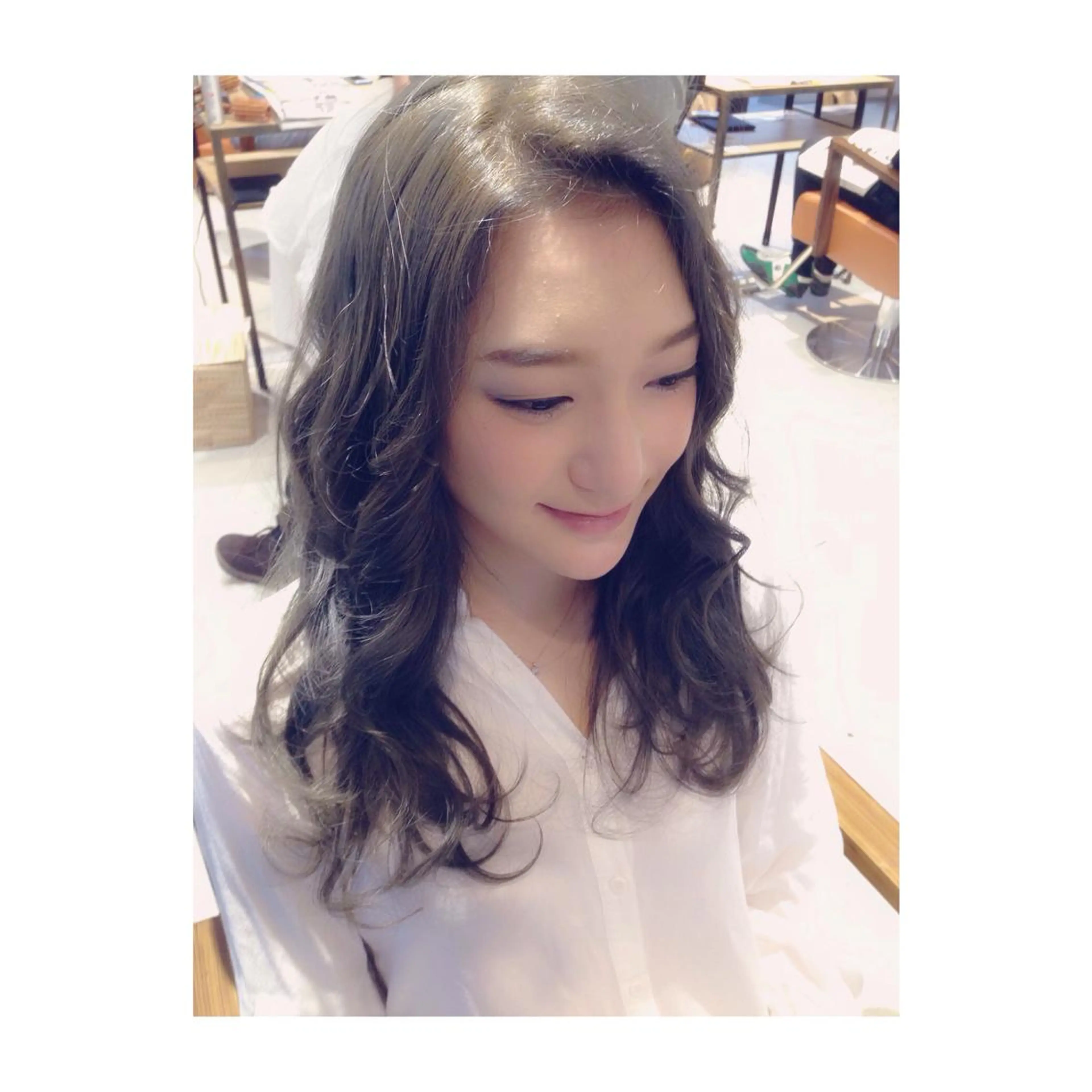 セミロング ロング カラー グレージュ アオガミ （前髪顔周りカット）のヘアスタイル