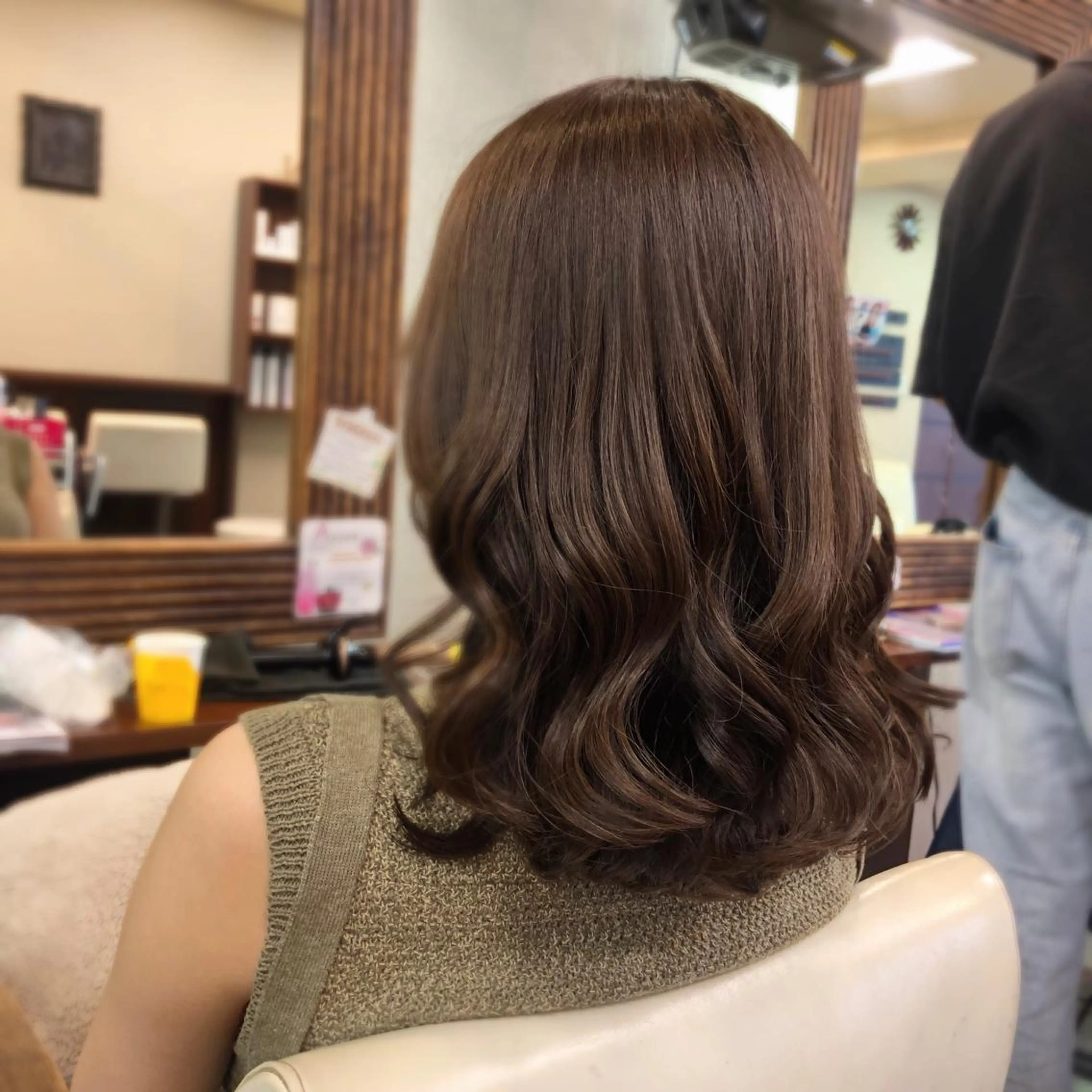ミディアム カラー カット ヘアカラー トリートメント 山崎 絵莉香のヘアスタイル