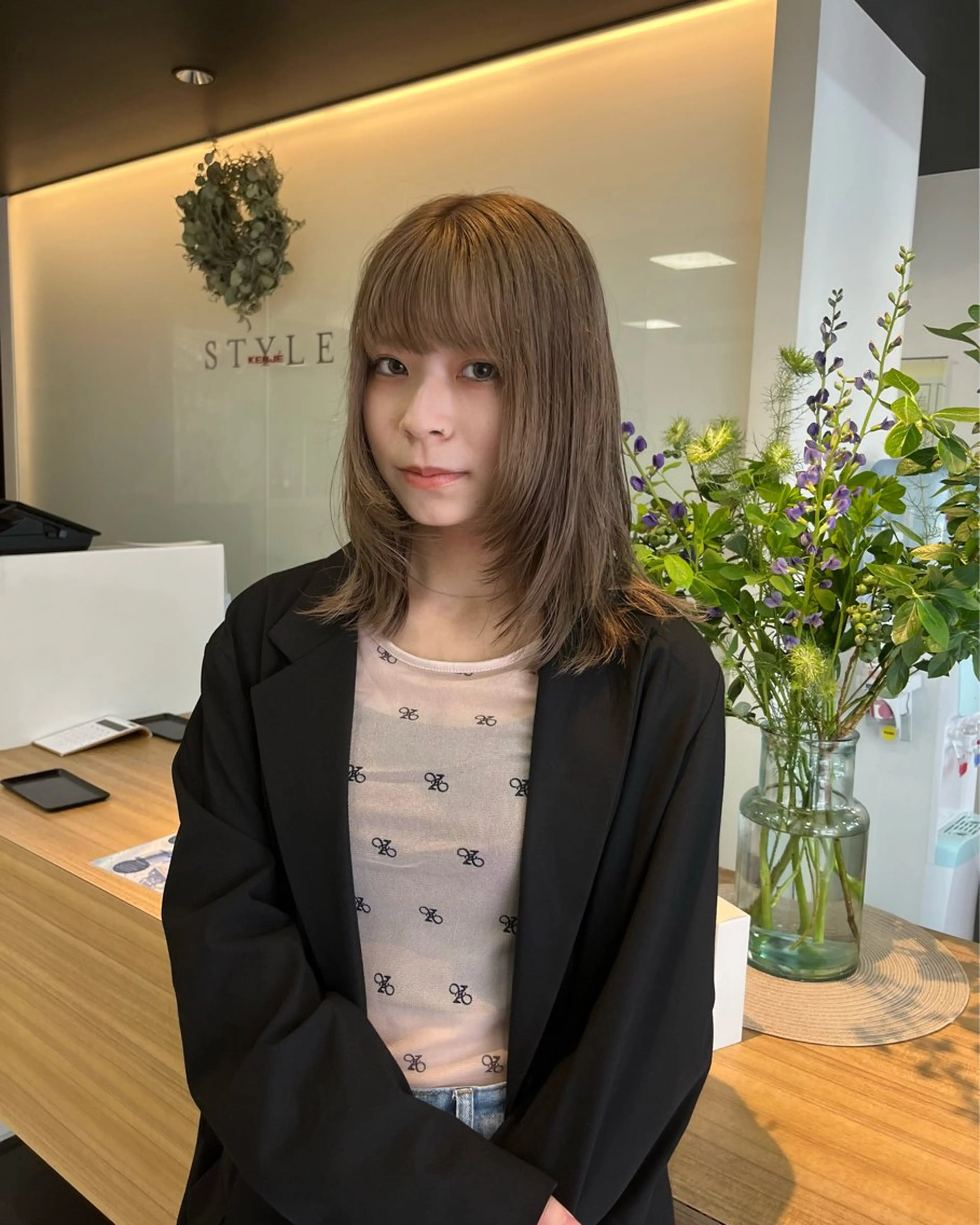 ミディアム カラー ベージュカラー 顔まわりレイヤー レイヤーカット ざくざくレイヤー/ カラー/konoのヘアスタイル