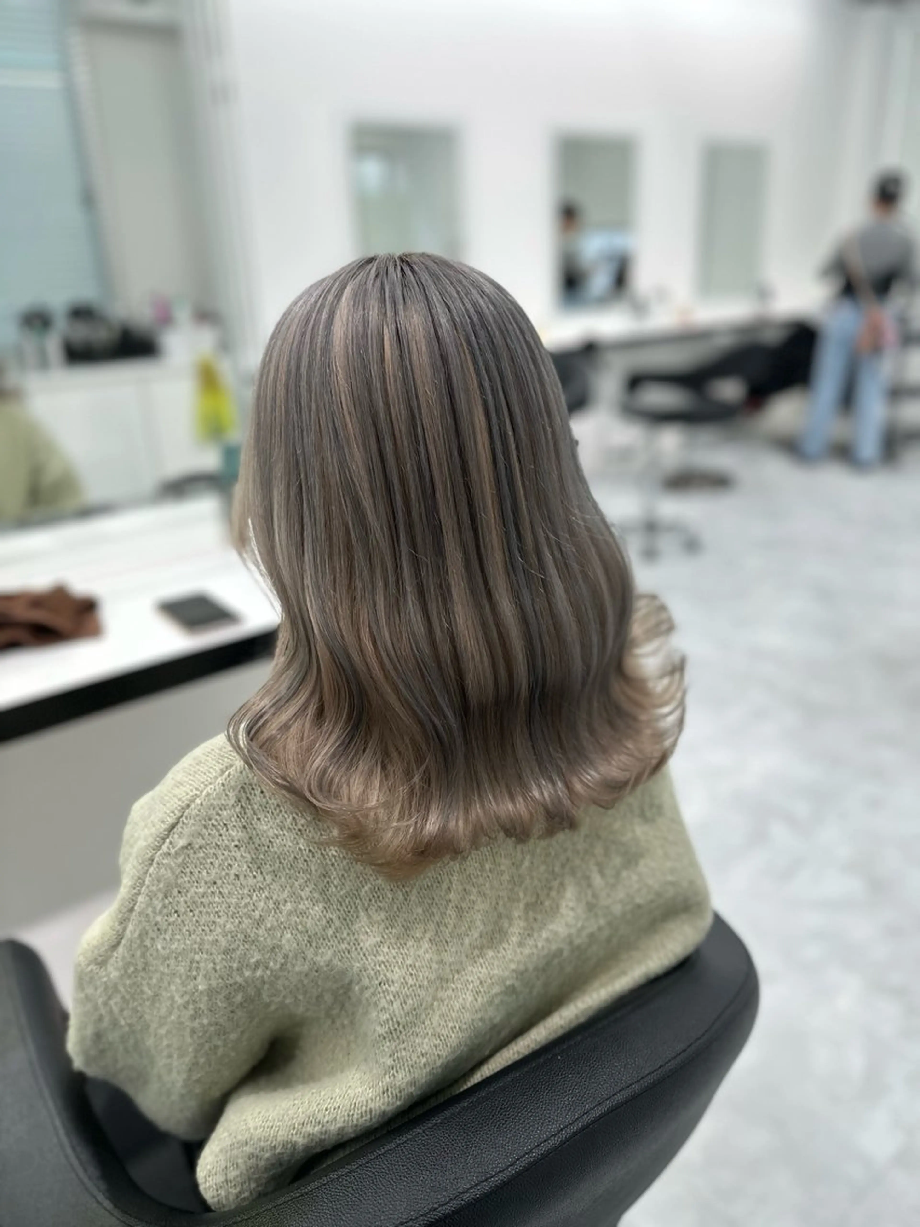 ミディアム カラー ヘアカラー ヘッドスパ 🫧ハイトーン🫧 ベージュ🫧徹哉のヘアスタイル