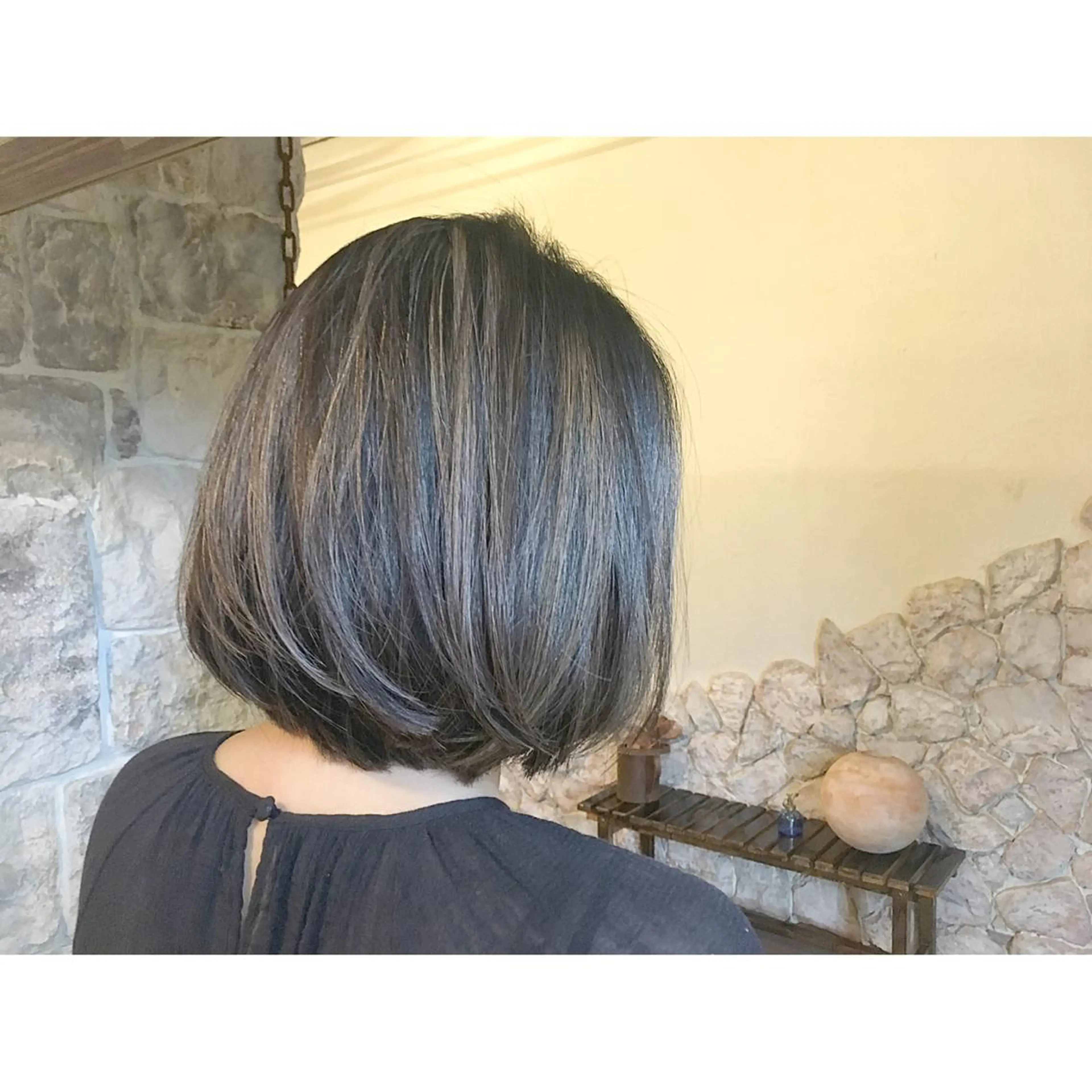 ショート カラー ブロンド ハイライトカラー ホワイトブロンド ハイライト EMANON天神所属・Hitomi Ezakiのヘアスタイル