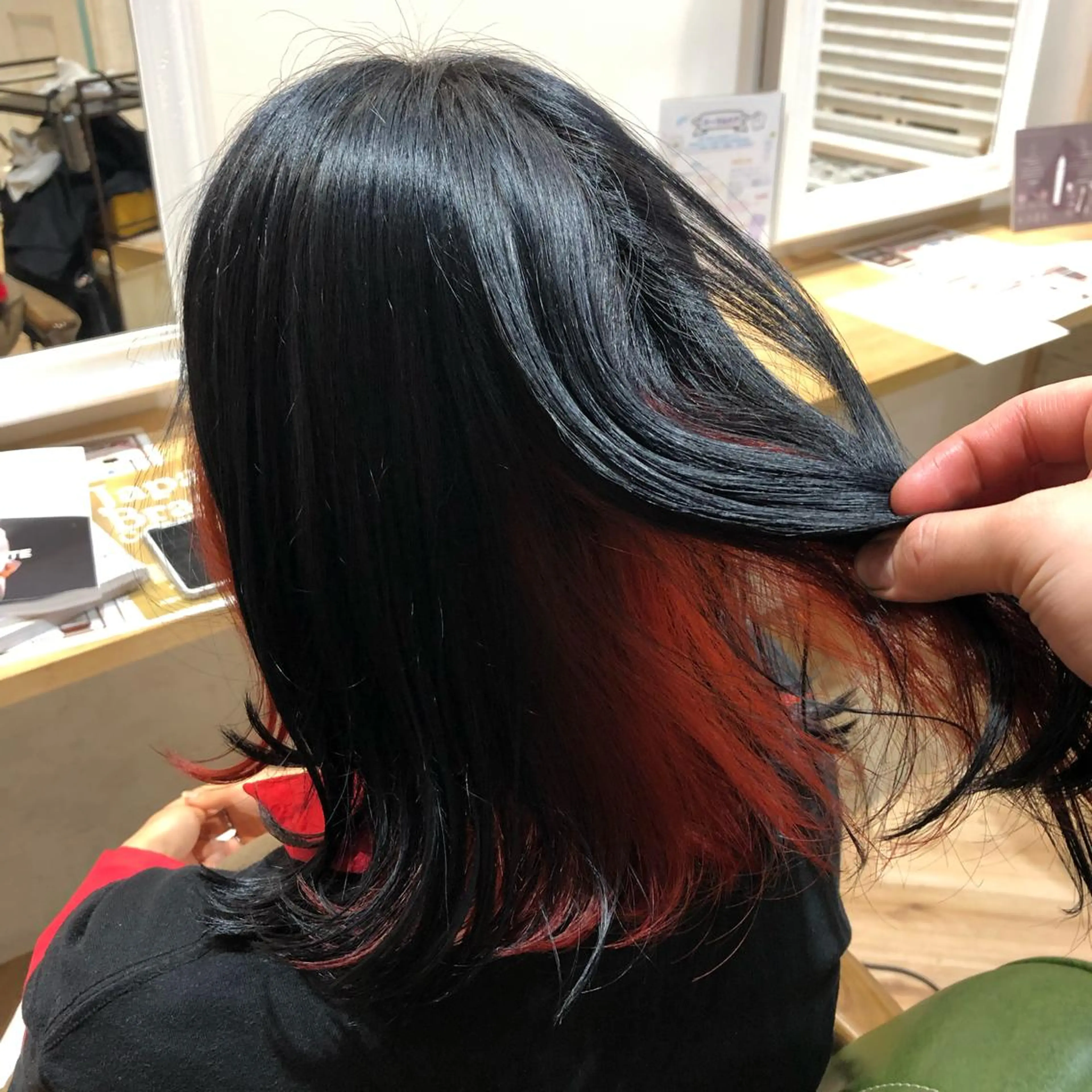 ミディアム カラー レッドカラー 伊東 彩花のヘアスタイル