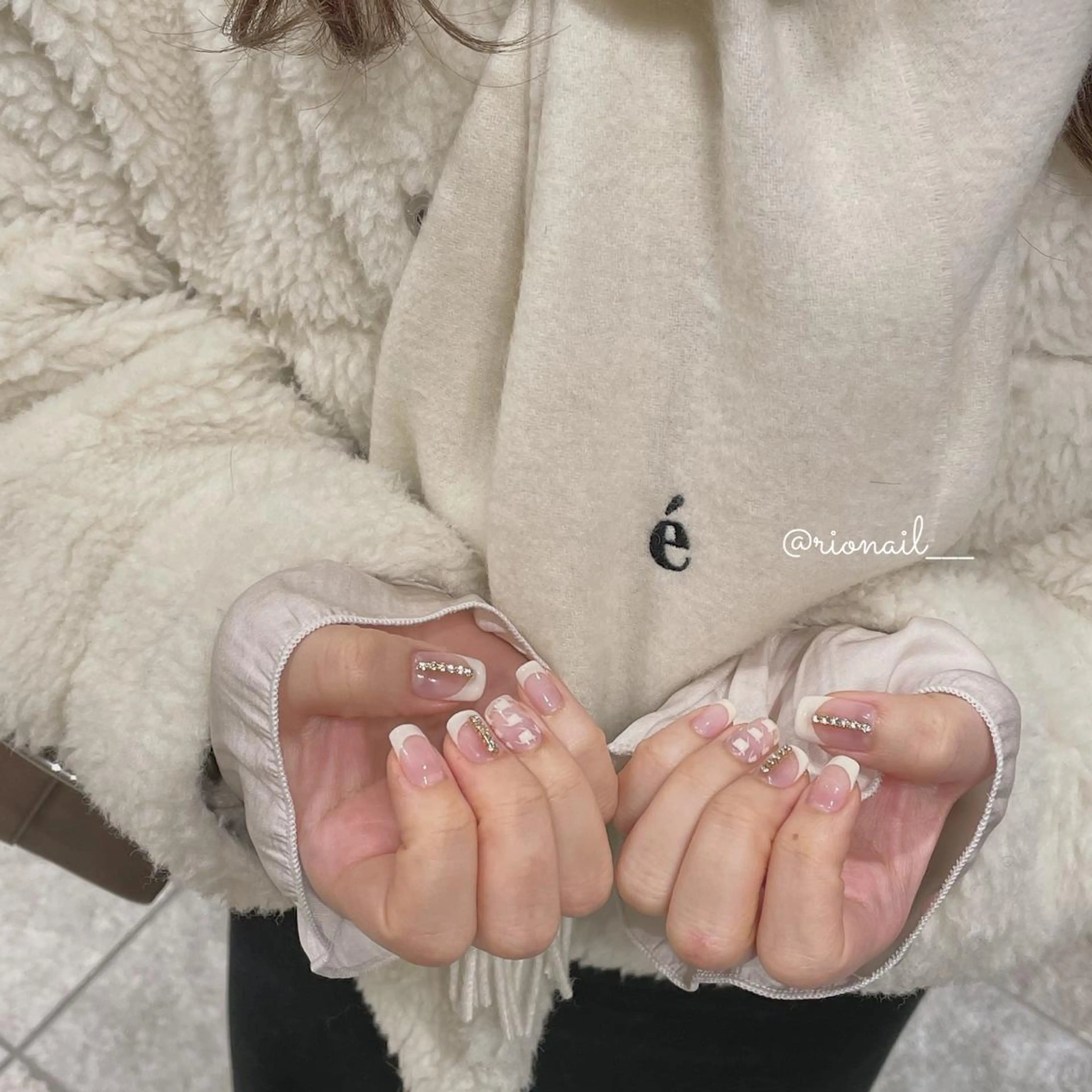 ネイル 𝘙𝘪𝘰𝘯𝘢 ...🕯🤍のネイルデザイン