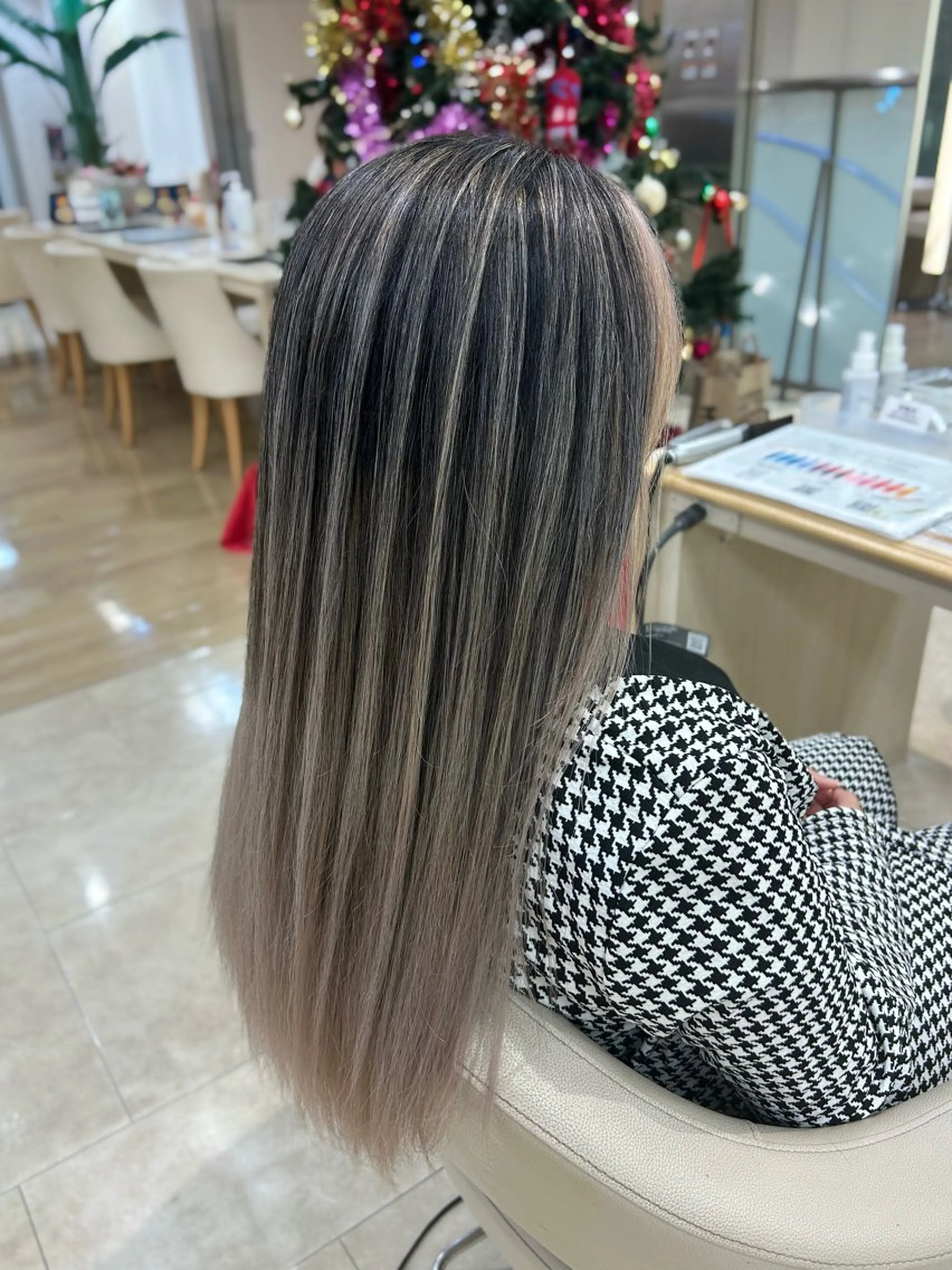 ロング カラー バレイヤージュ レイヤーカット ヘアカラー トリートメント 銀座メンズパーマ🦚 ブリーチ🌿レイヤーのヘアスタイル