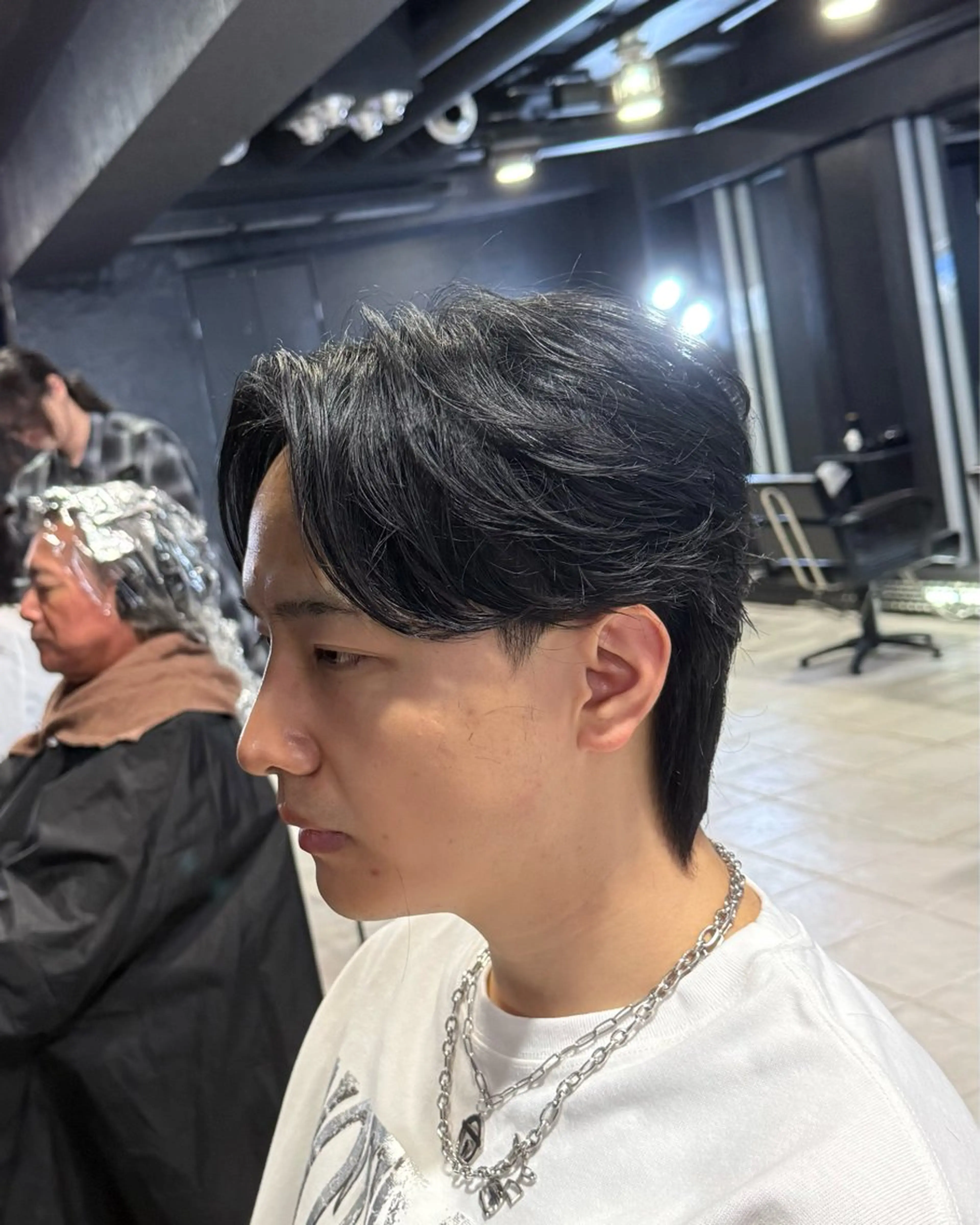ミディアム パーマ メンズ ミディアムパーマ センターパート フェザーパーマ メンズパーマ カット パーマ 難波/メンズウルフ・ フェザーパーマ鶴田文のヘアスタイル