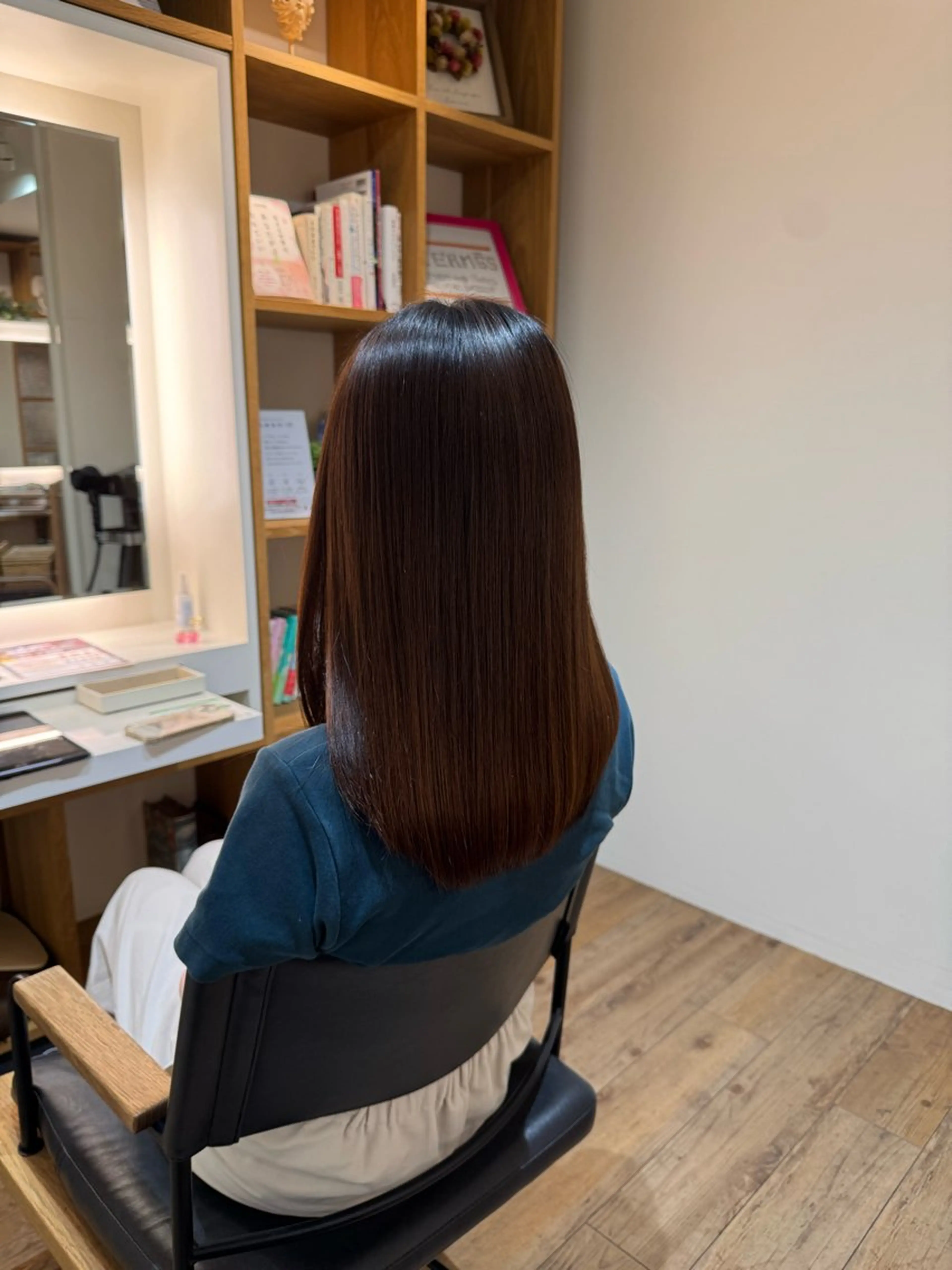 セミロング カット 縮毛矯正 トリートメント afloatkobe所属・美髪/髪質改善 川口凌弥のヘアスタイル