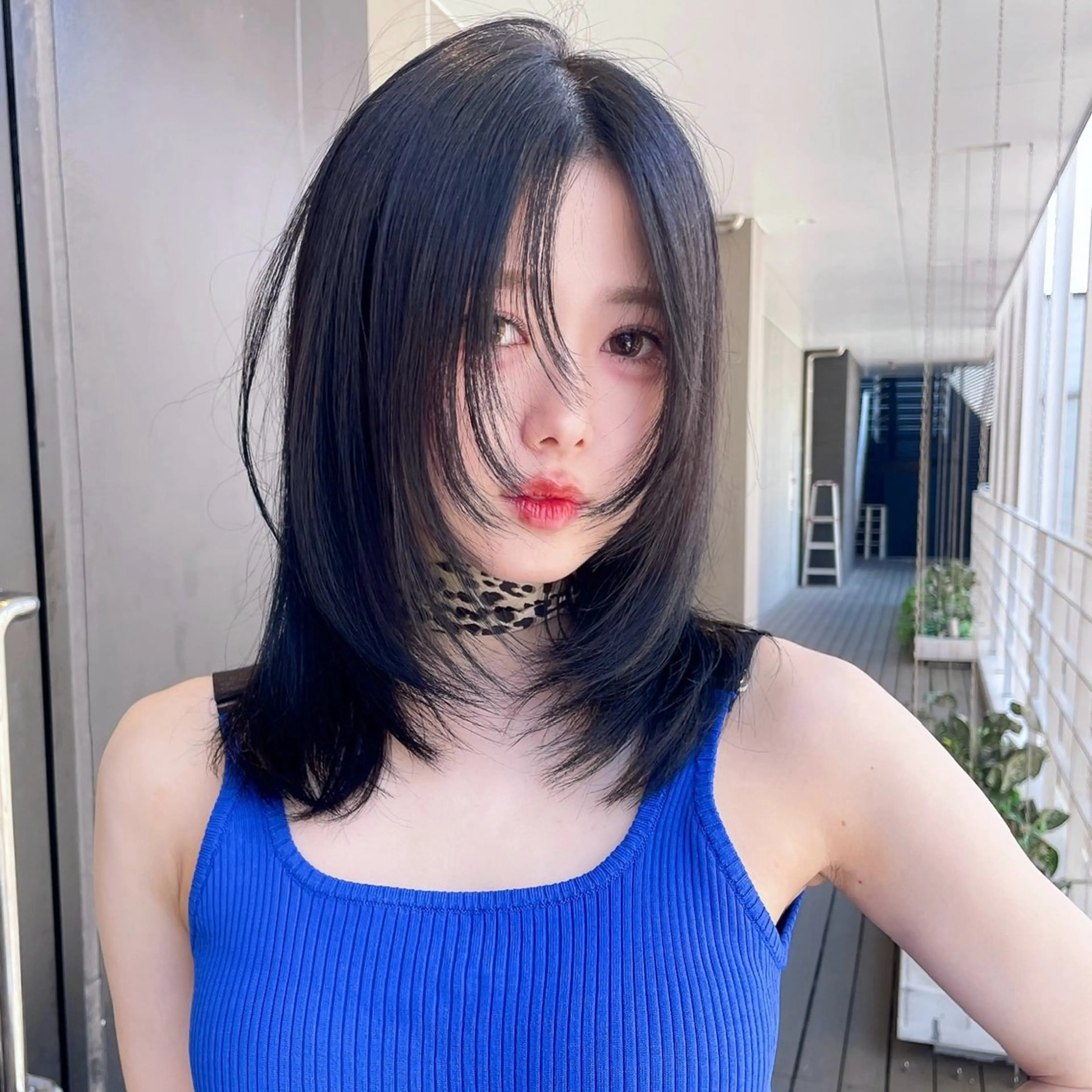 ミディアム カラー ヘアアレンジ 透明感カラー レイヤーカット カット ヘアカラー トリートメント mika｜ブルーカラ ー｜ハイトーンカラーのヘアスタイル