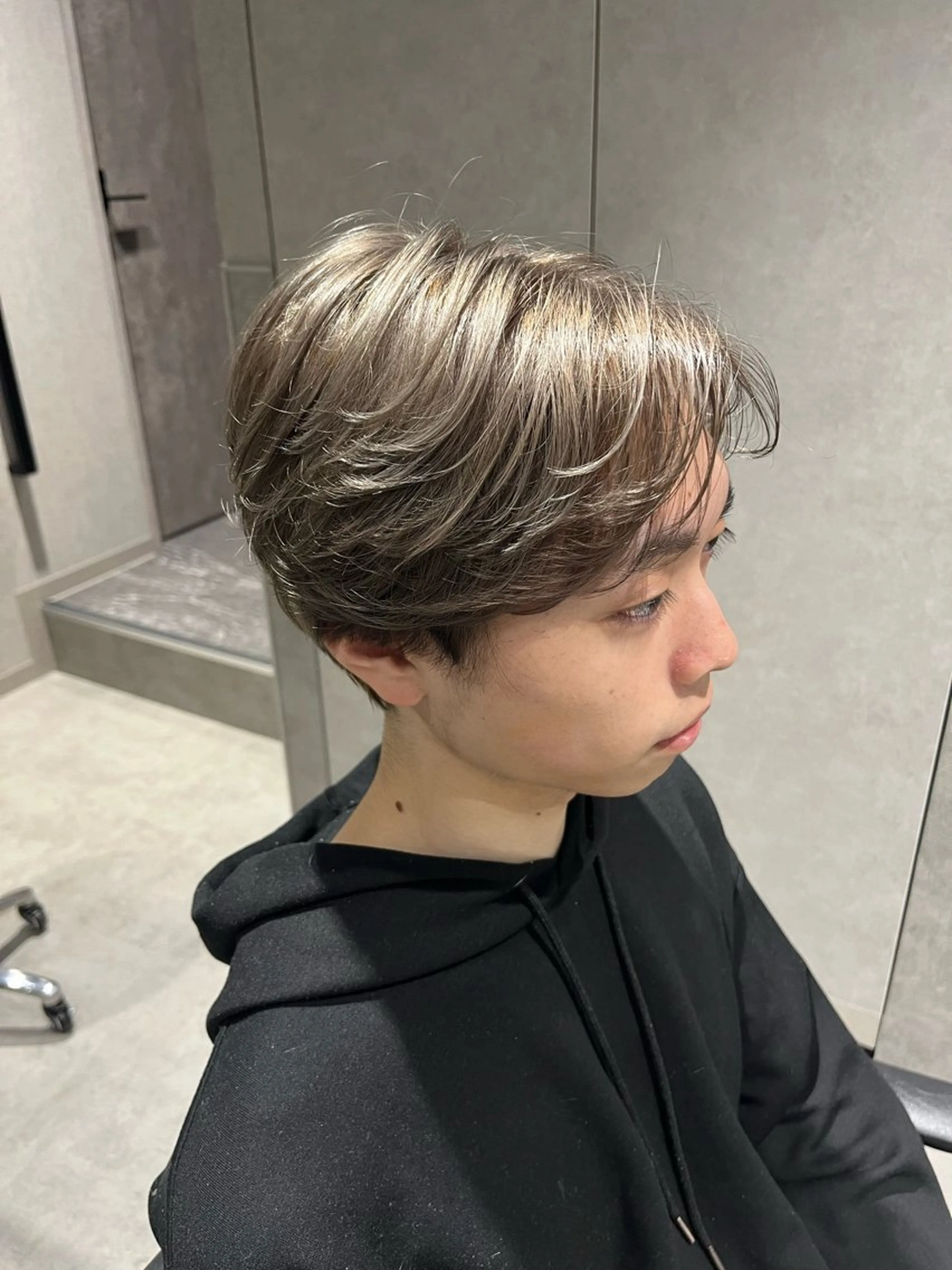 ショート カラー メンズ センターパート グレージュ シルバー シルバーグレージュ ショートヘア カット ヘアカラー トリートメント メンズ縮毛矯正🦊ハ イトーン　RYOKAのヘアスタイル