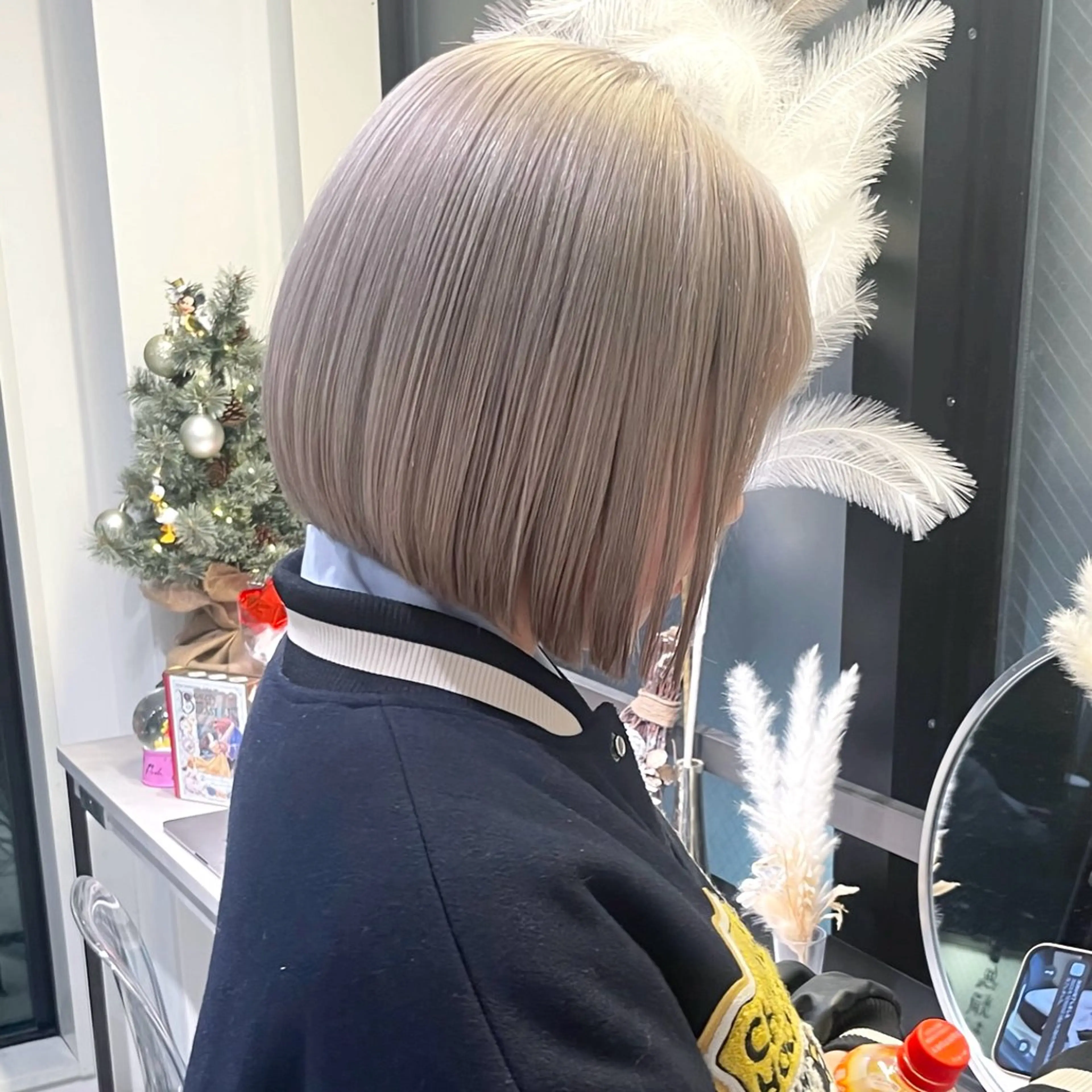 ショート カラー 切りっぱなしボブ ベージュカラー ブリーチ ハイトーンカラー ミルクティーベージュ ブリーチ/縮毛矯正/ ボブ特化/よしきのヘアスタイル