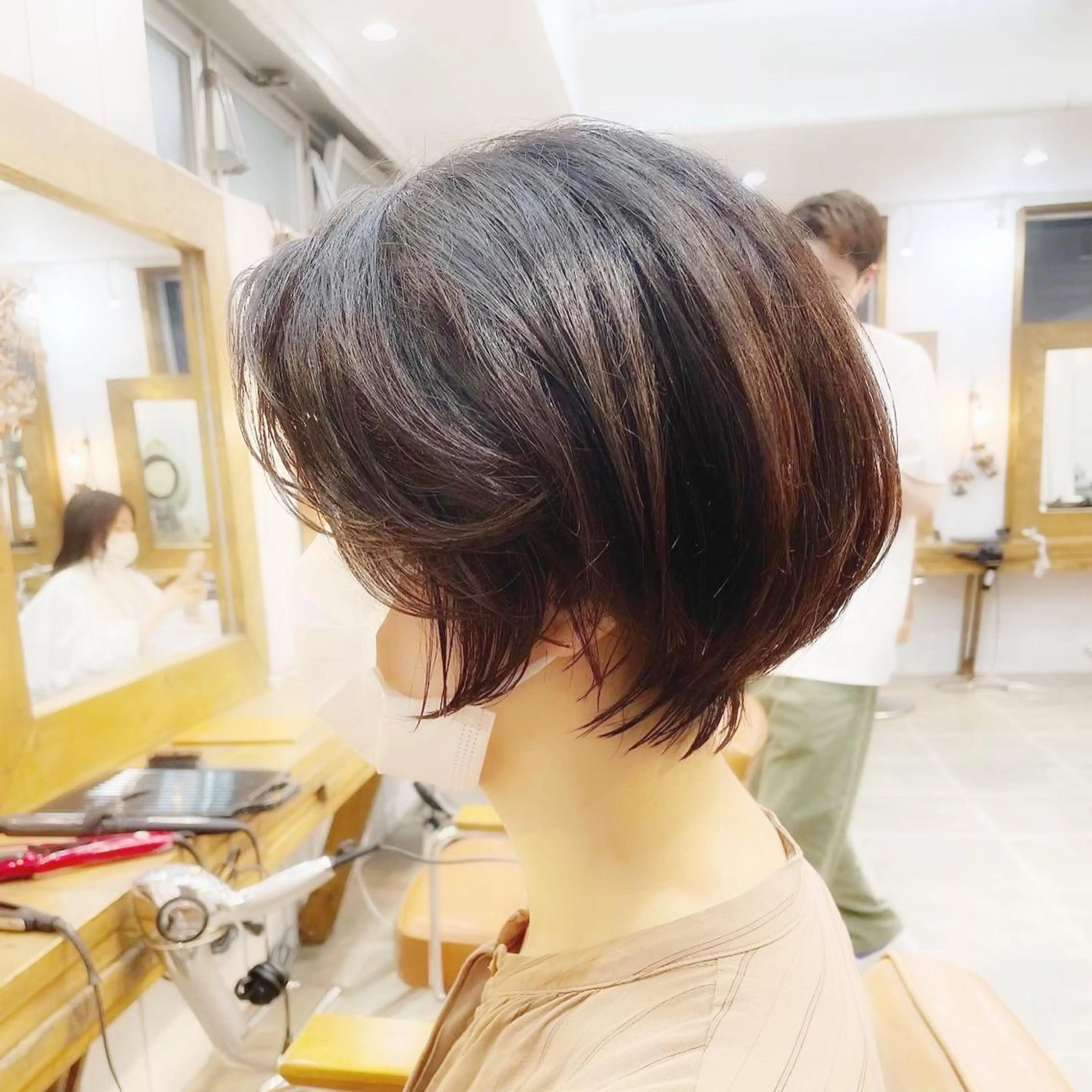 ショート カラー ショートレイヤー 丸みショート グラデーションカラー くびれヘア くせ毛 カット ヘアカラー newline銀座所属・銀座ショート/ 大人ショート/金子涼のヘアスタイル