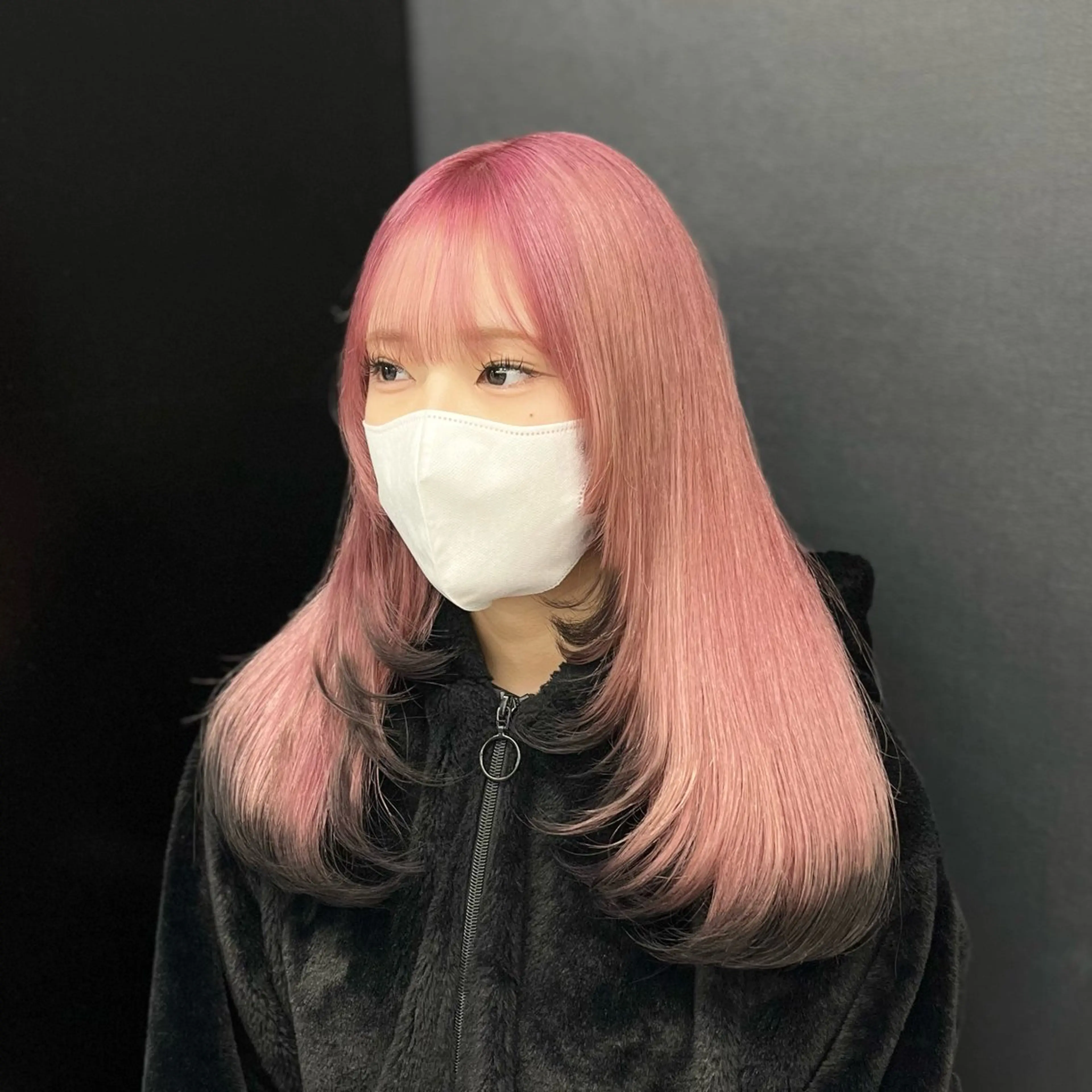 セミロング カラー ダークグレー ダブルカラー ピンクカラー レイヤーカット ヘアカラー トリートメント White梅田  ／ COCOのヘアスタイル