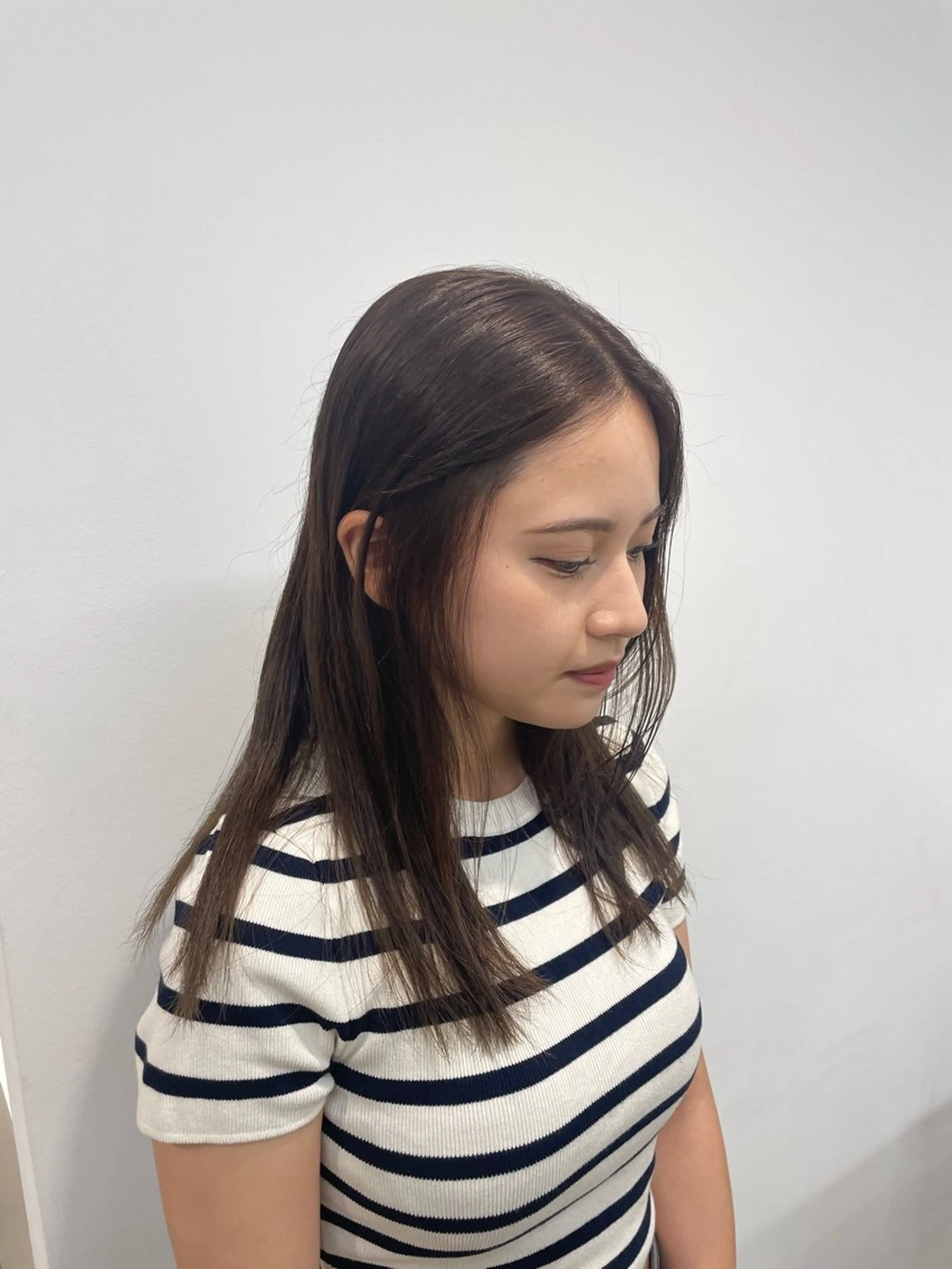 ミディアム カラー グレージュ カット ヘアカラー H I ＮＡのヘアスタイル