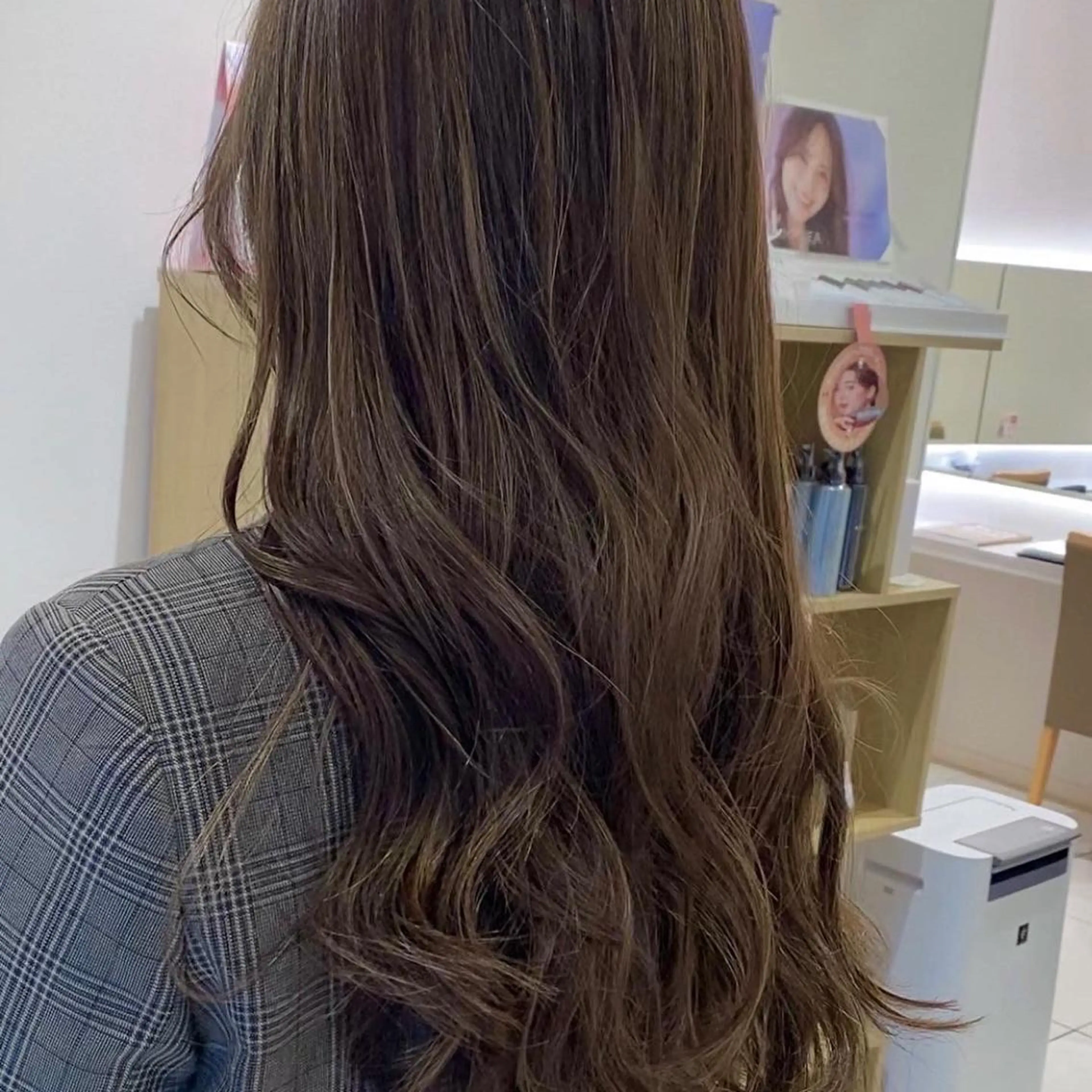 ロング カラー ベージュカラー ハイライトカラー ハイライト カット ヘアカラー トリートメント プレイングカラー🤍 細めハイライトのヘアスタイル