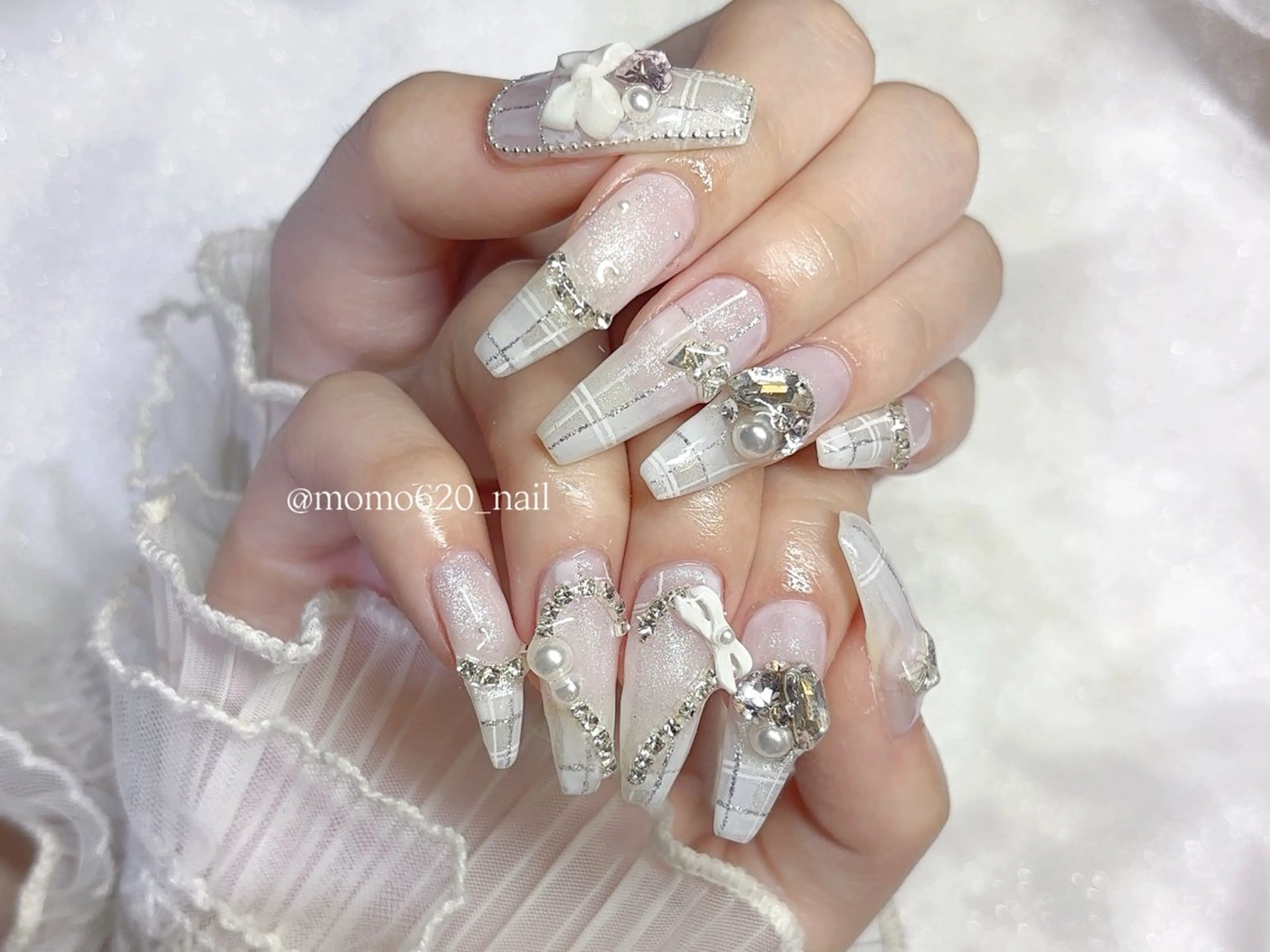 ネイル ホワイト ハンドネイル フットネイル nailsalon moca 堀江店所属・moca堀江店 momokaのネイルデザイン