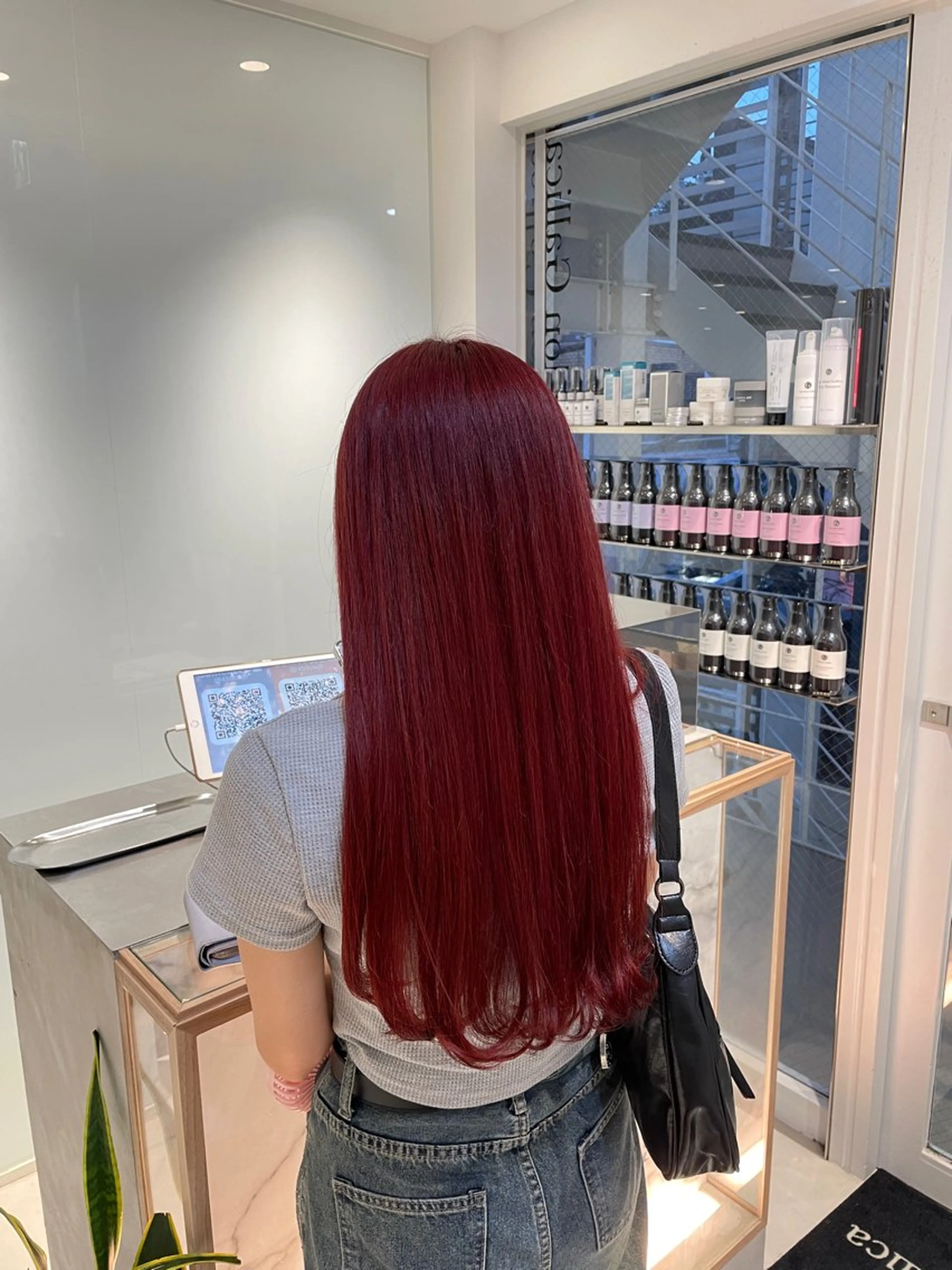 ロング カラー ヘアアレンジ ブリーチ ダブルカラー ブリーチなしカラー レッドカラー 縮毛矯正 ヘアカラー トリートメント ヘアセット 艶髪✨寒色カラー✨ 翁長孝輔のヘアスタイル