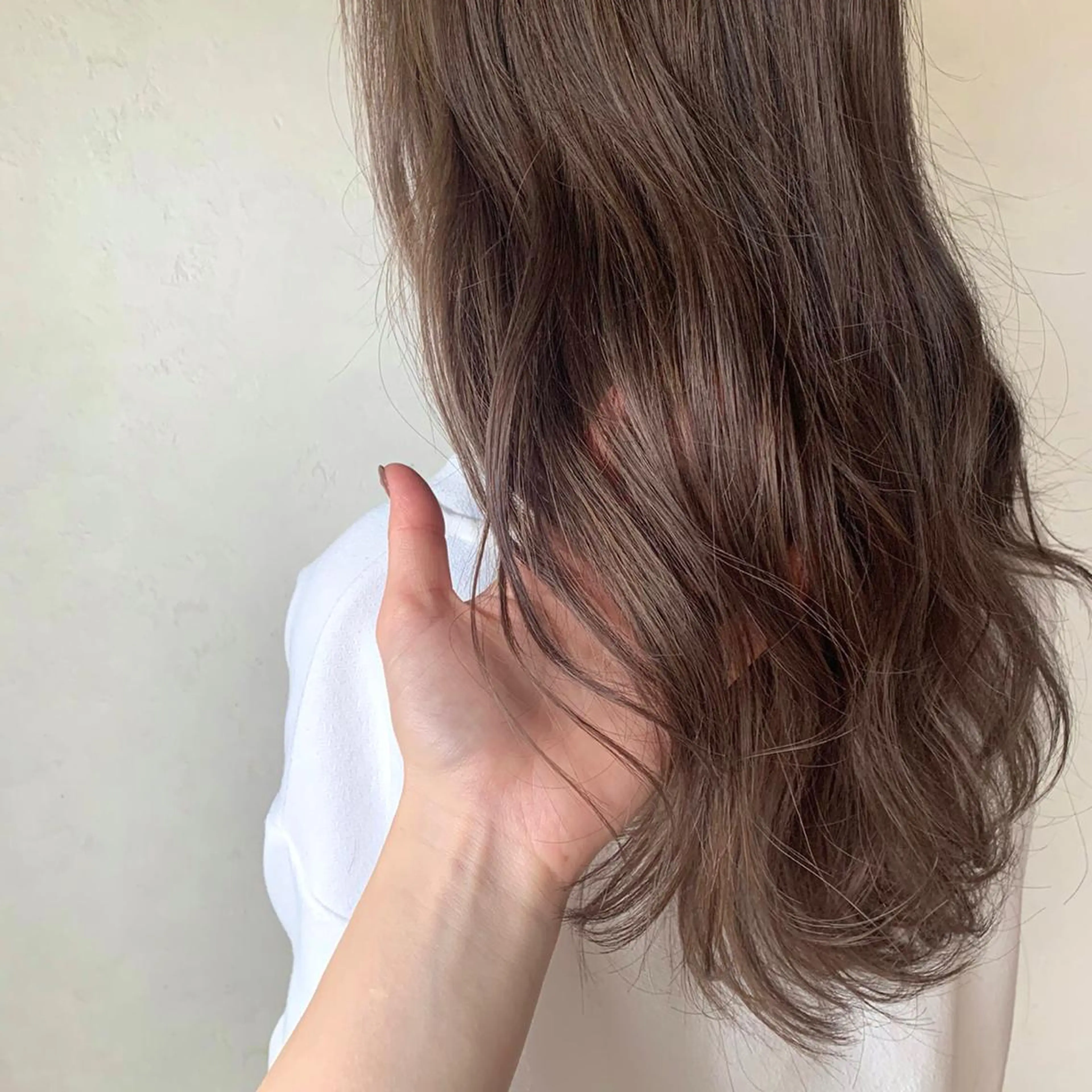 ロング カラー グレージュ 小坂 真子のヘアスタイル