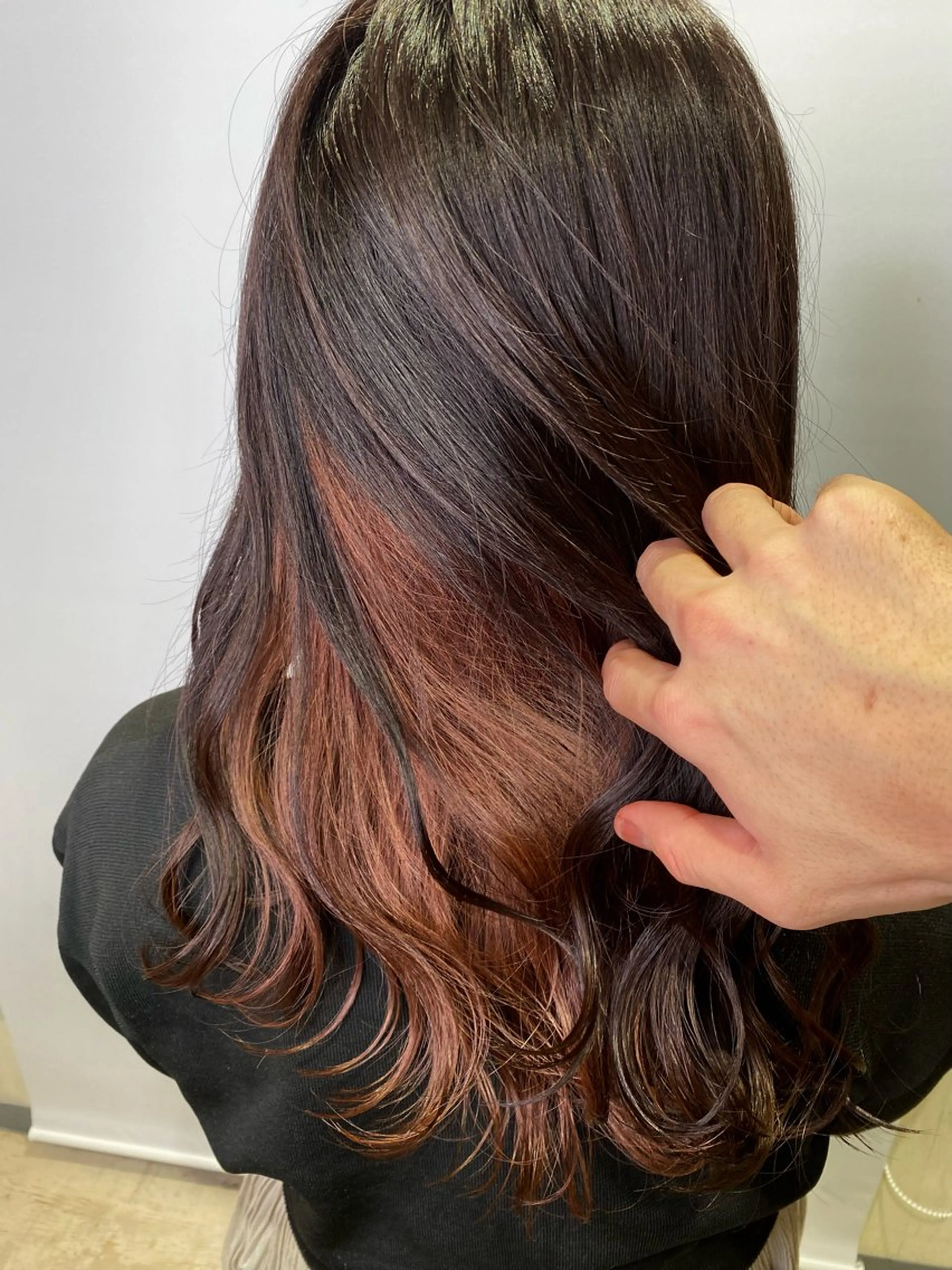 セミロング カラー ブリーチ インナーカラー ピンクカラー qrop所属・柴田 翔太郎のヘアスタイル