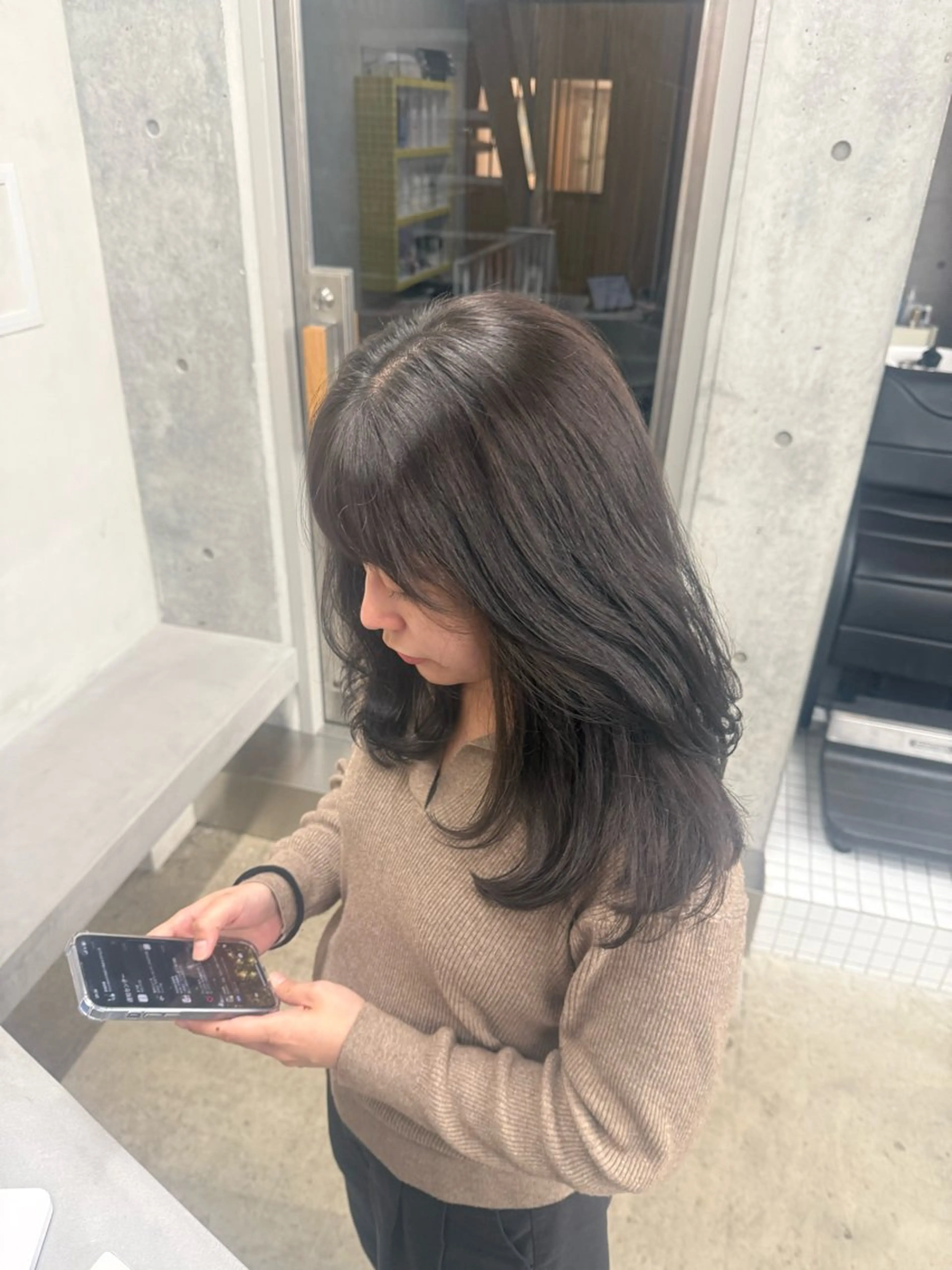 ロング カラー ロングレイヤー アッシュ ベージュカラー ブリーチ 透明感カラー カット ヘアカラー トリートメント 日本一丁寧なカット/ 小林輝🍀︎のヘアスタイル