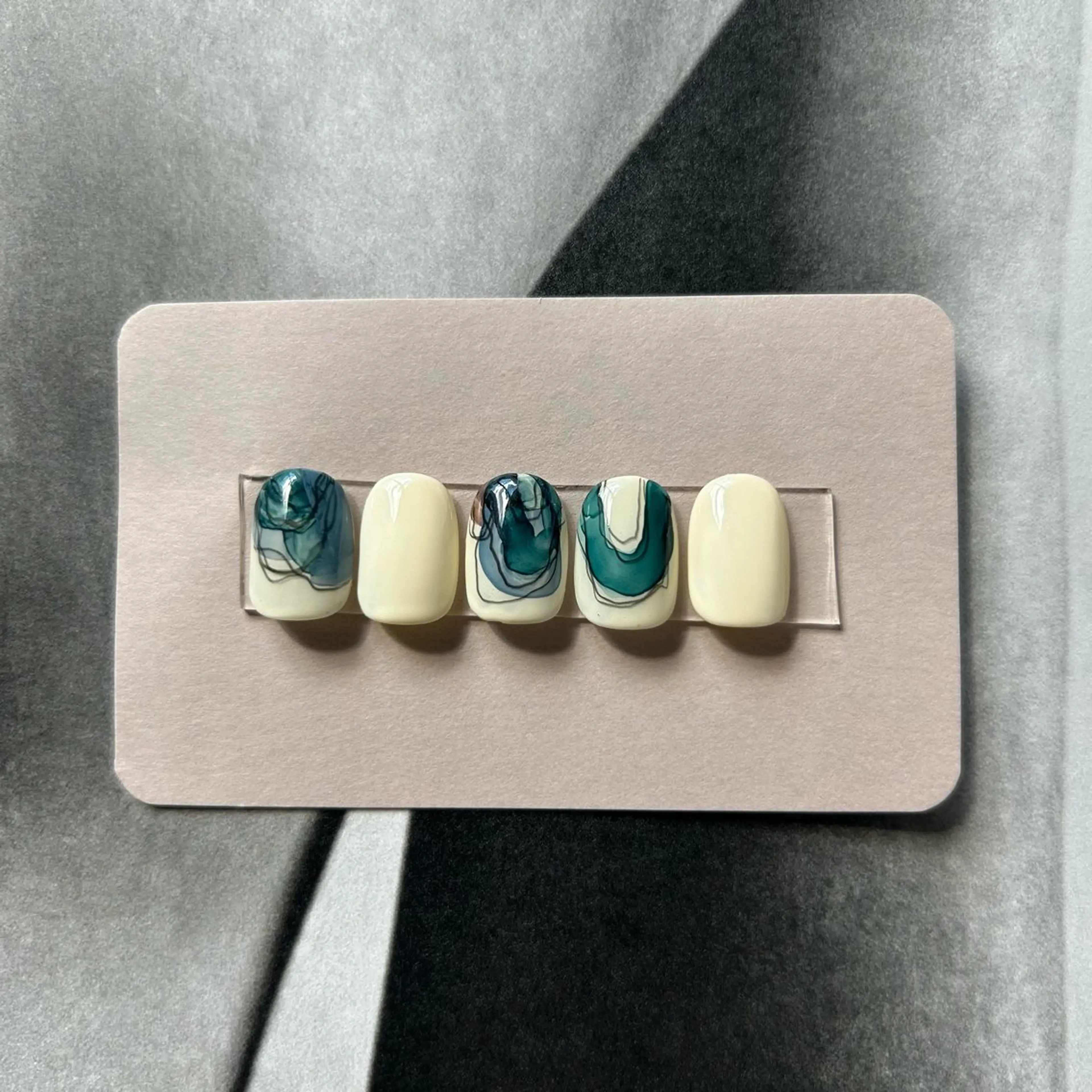 ネイル シンプルネイル née高橋 梨菜のネイルデザイン