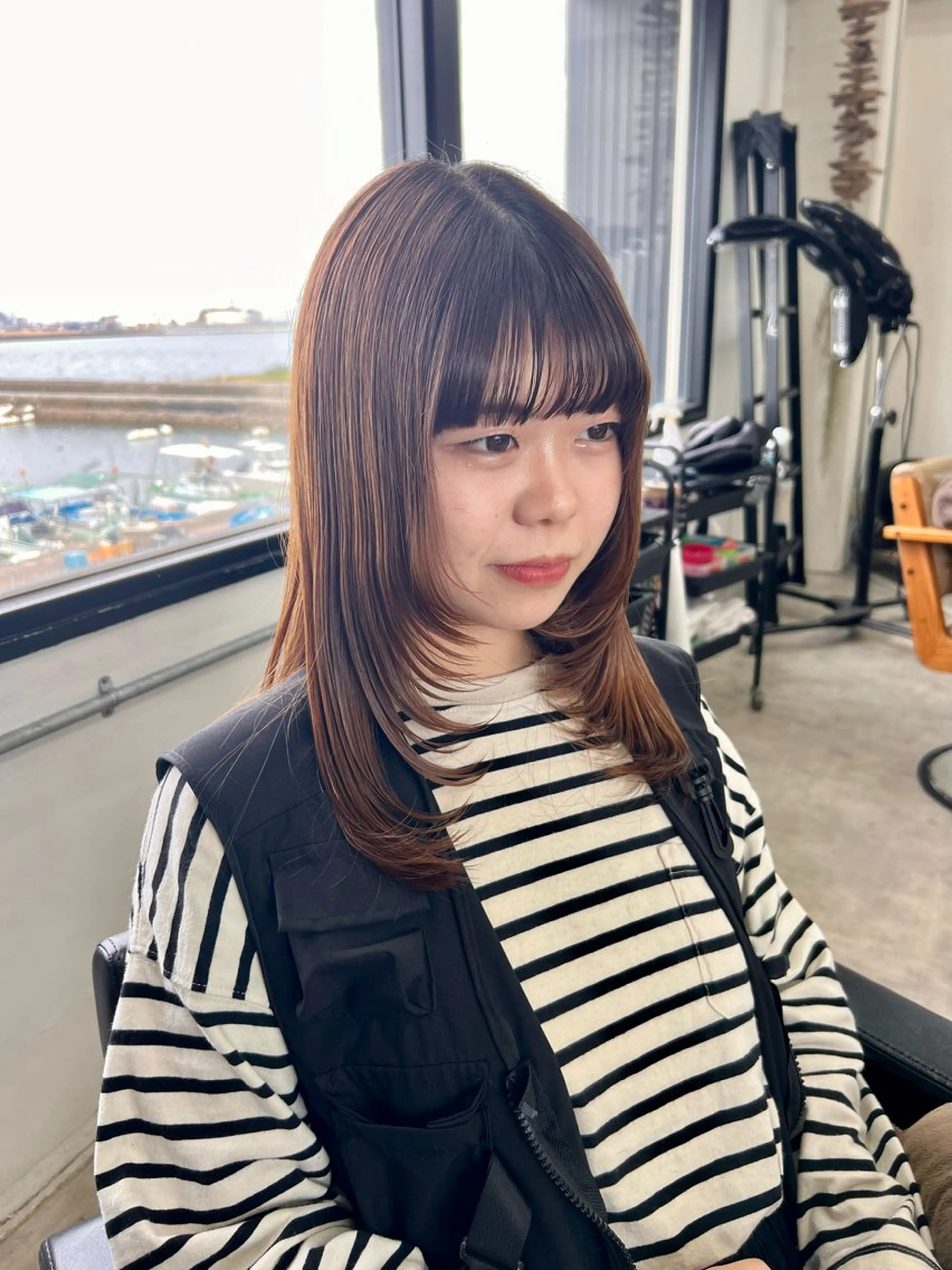 セミロング 顔まわりレイヤー 顔周りカット レイヤーカット BATON. ノウラマナのマツエク・マツパデザイン
