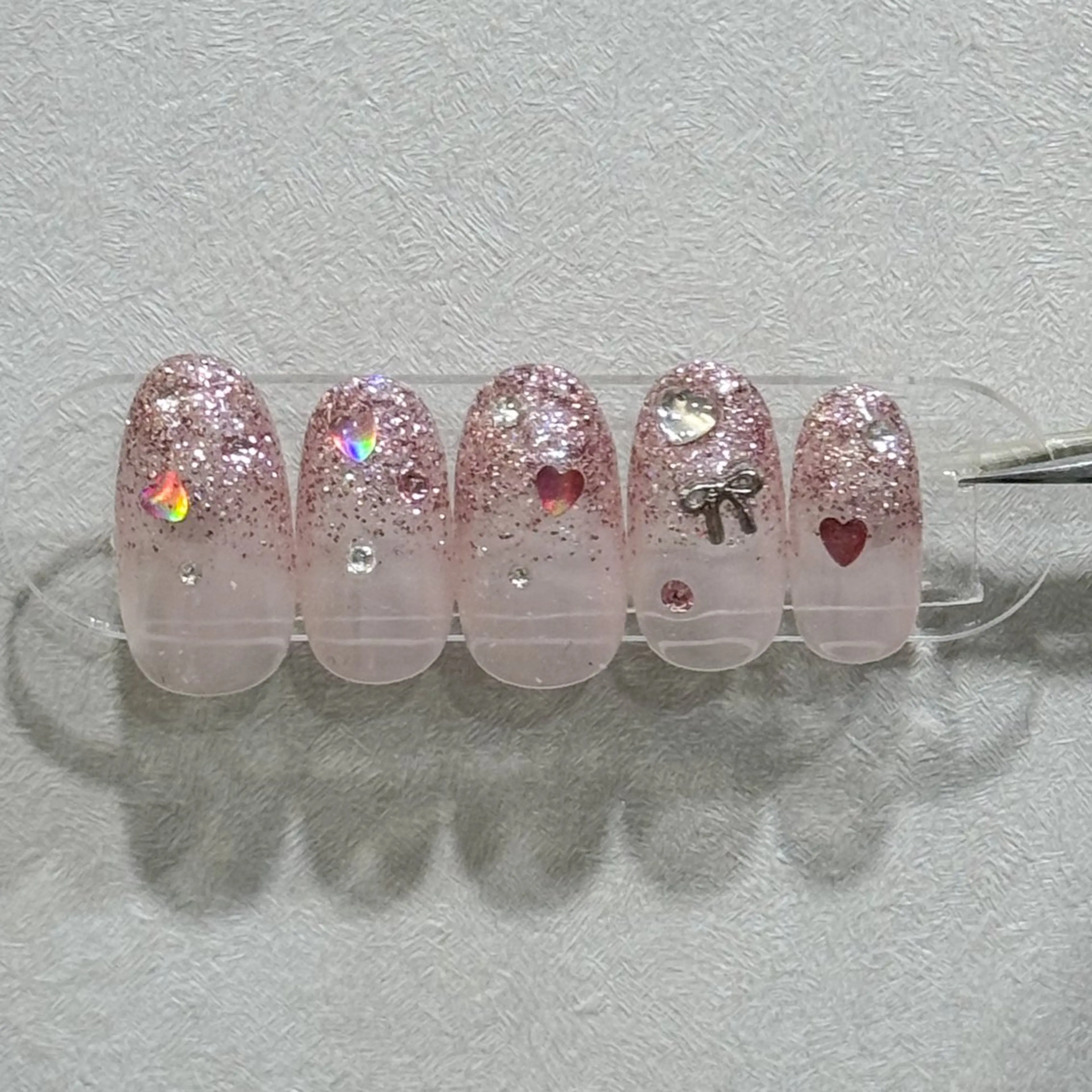 ネイル ハート キラキラネイル ラメ(グリッター) ラメグラデーション ピンク ハンドネイル ワンホンネイル/韓国 ネイル🎀表参道3分のネイルデザイン
