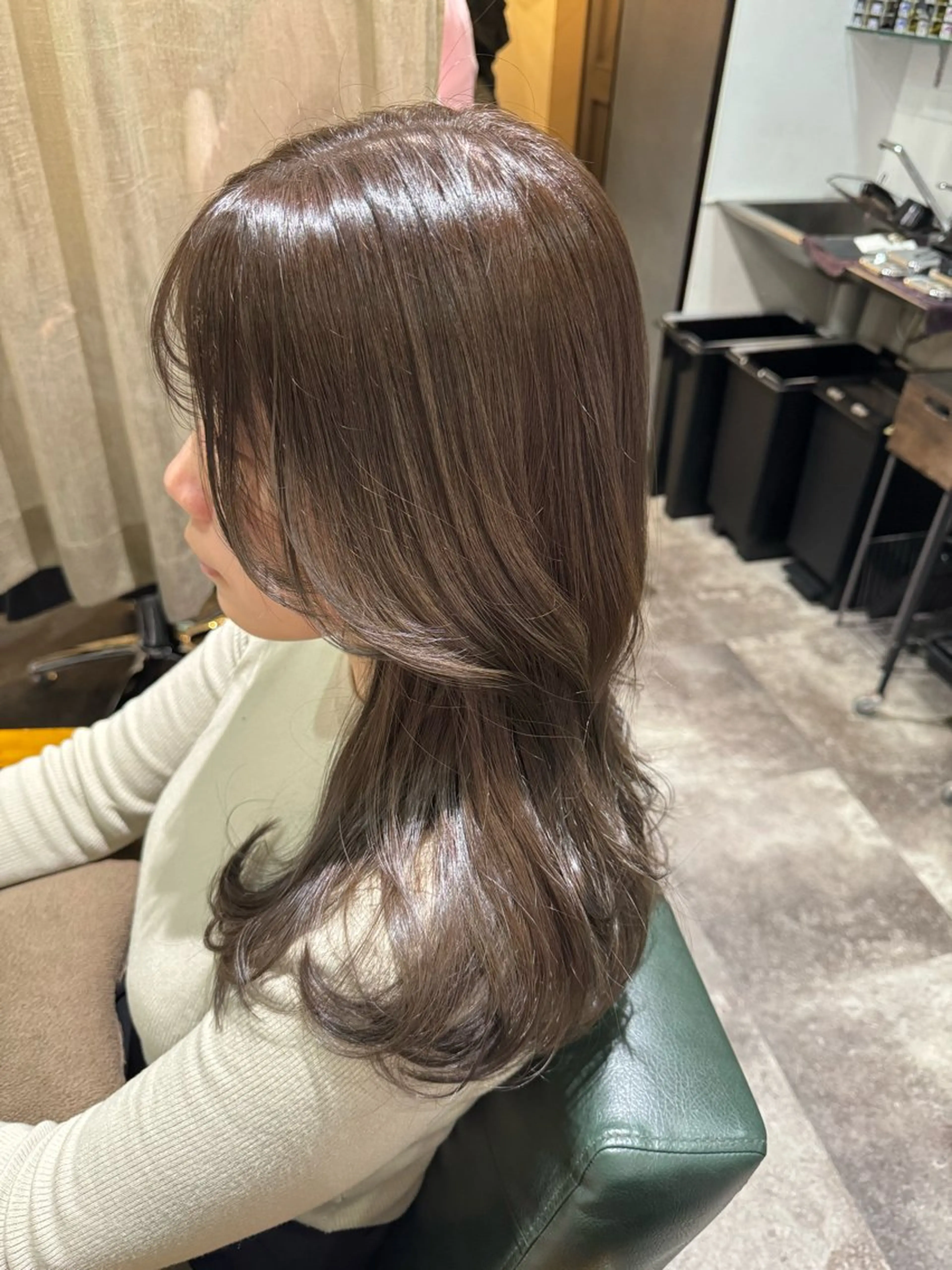 セミロング カラー アッシュ ベージュカラー 透明感カラー ayaka レイヤー/髪質改善のヘアスタイル