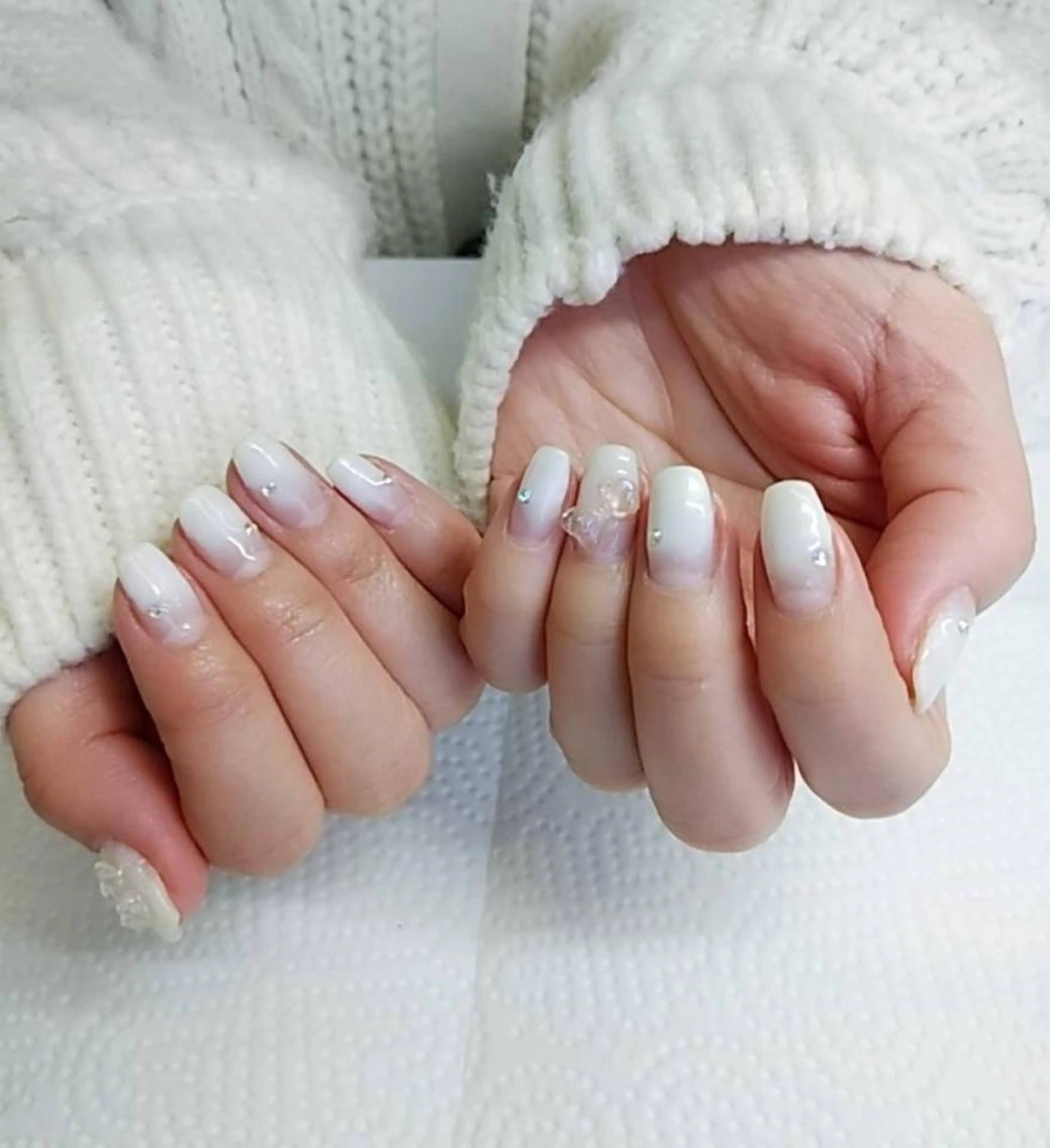 ネイル グラデーション ホワイト ハンドネイル ハンドケア プライベートサロン RosyLily所属・プライベートサロン Rosy Lilyのネイルデザイン