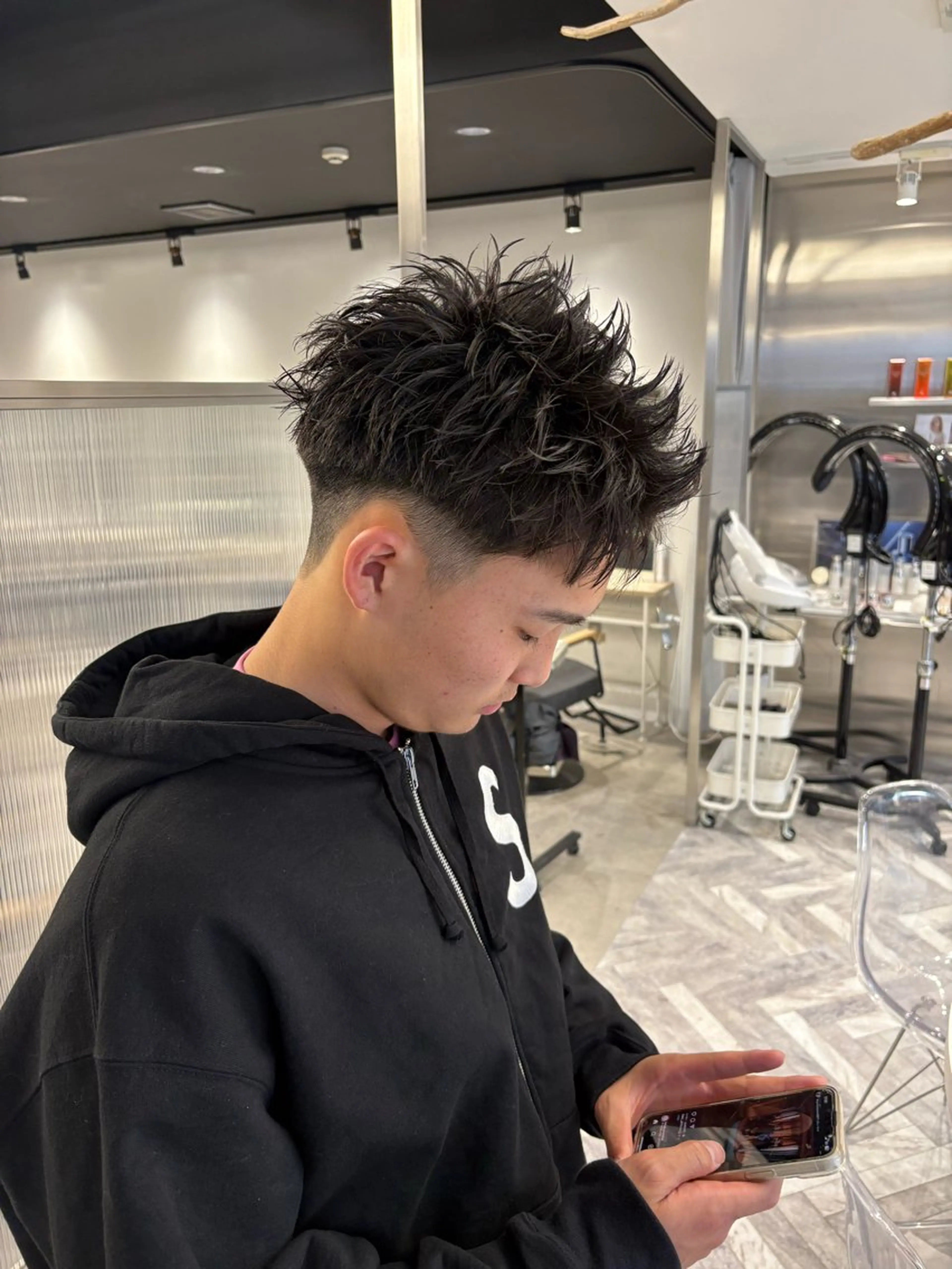 ショート メンズ メンズパーマ プードルパーマ 学生(メンズ向け) スパイキーショート 波巻きパーマ カット シャドウパーマ/ ルーズパーマ/メンズのヘアスタイル