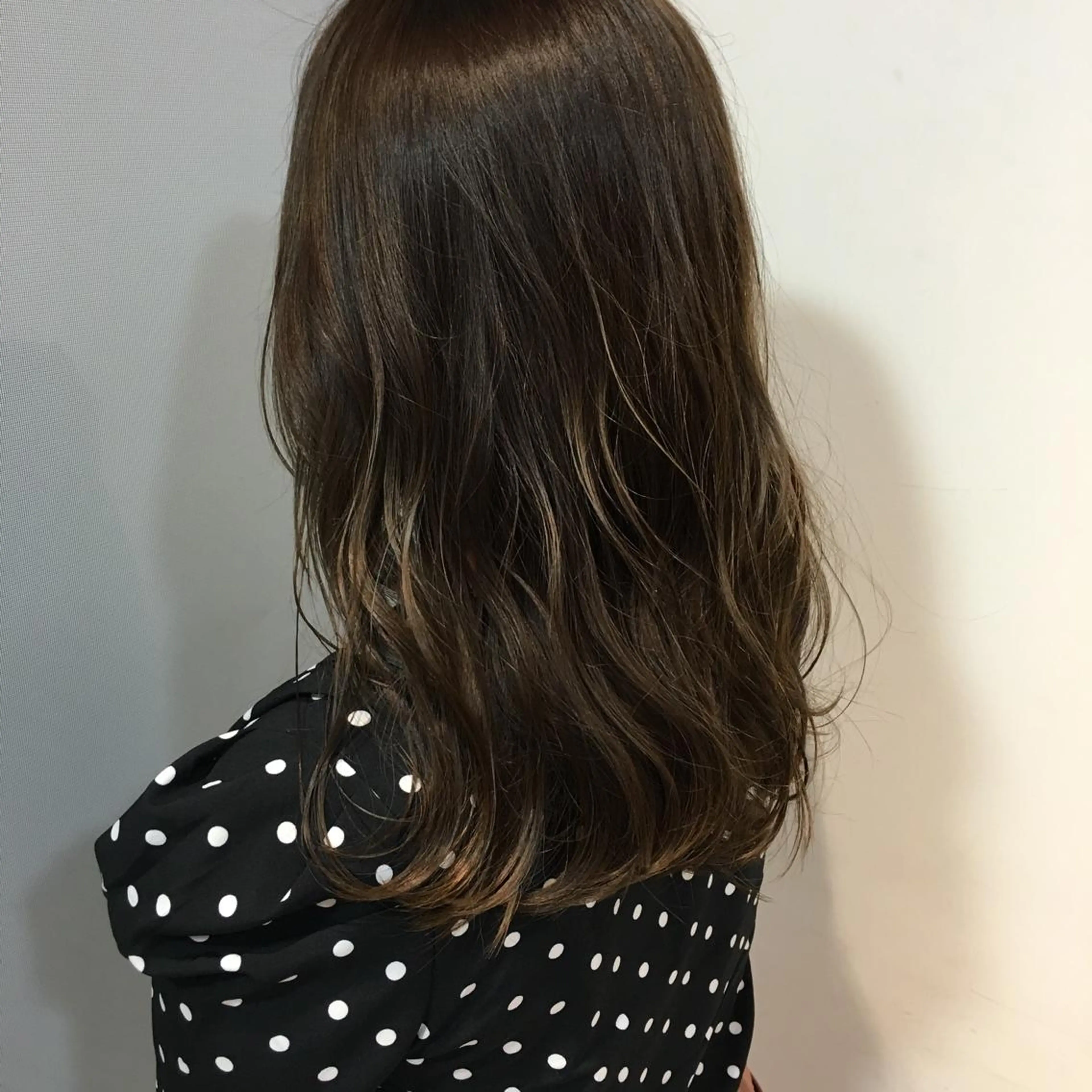 セミロング カラー ダークグレー ダークグレージュ グレージュ ハイライトカラー ハイライト 中山 天地のヘアスタイル