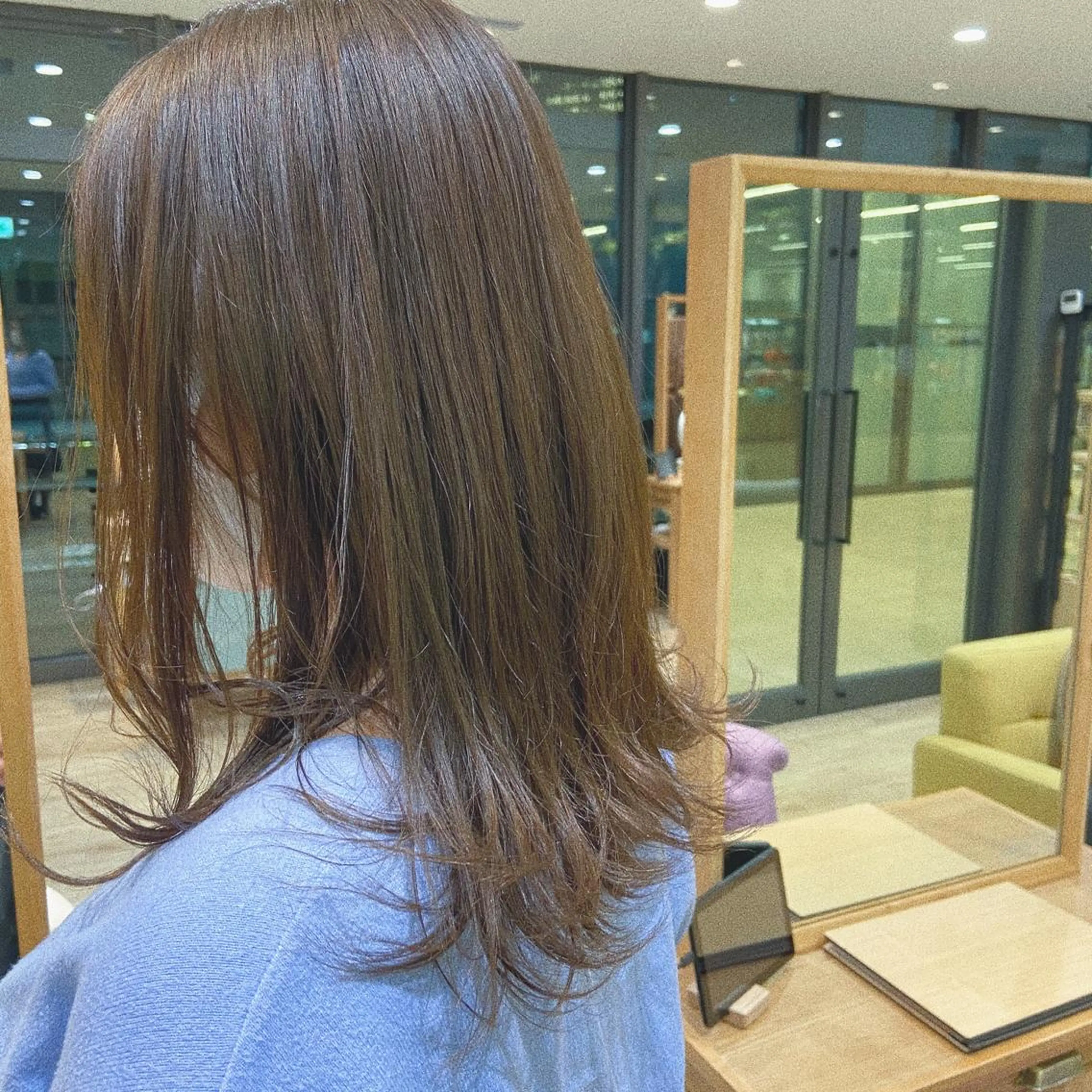 セミロング カラー ブラウンカラー 外ハネヘア PULSE yokohama所属・レイヤー |オリーブ |ヘーゼルベージュのヘアスタイル