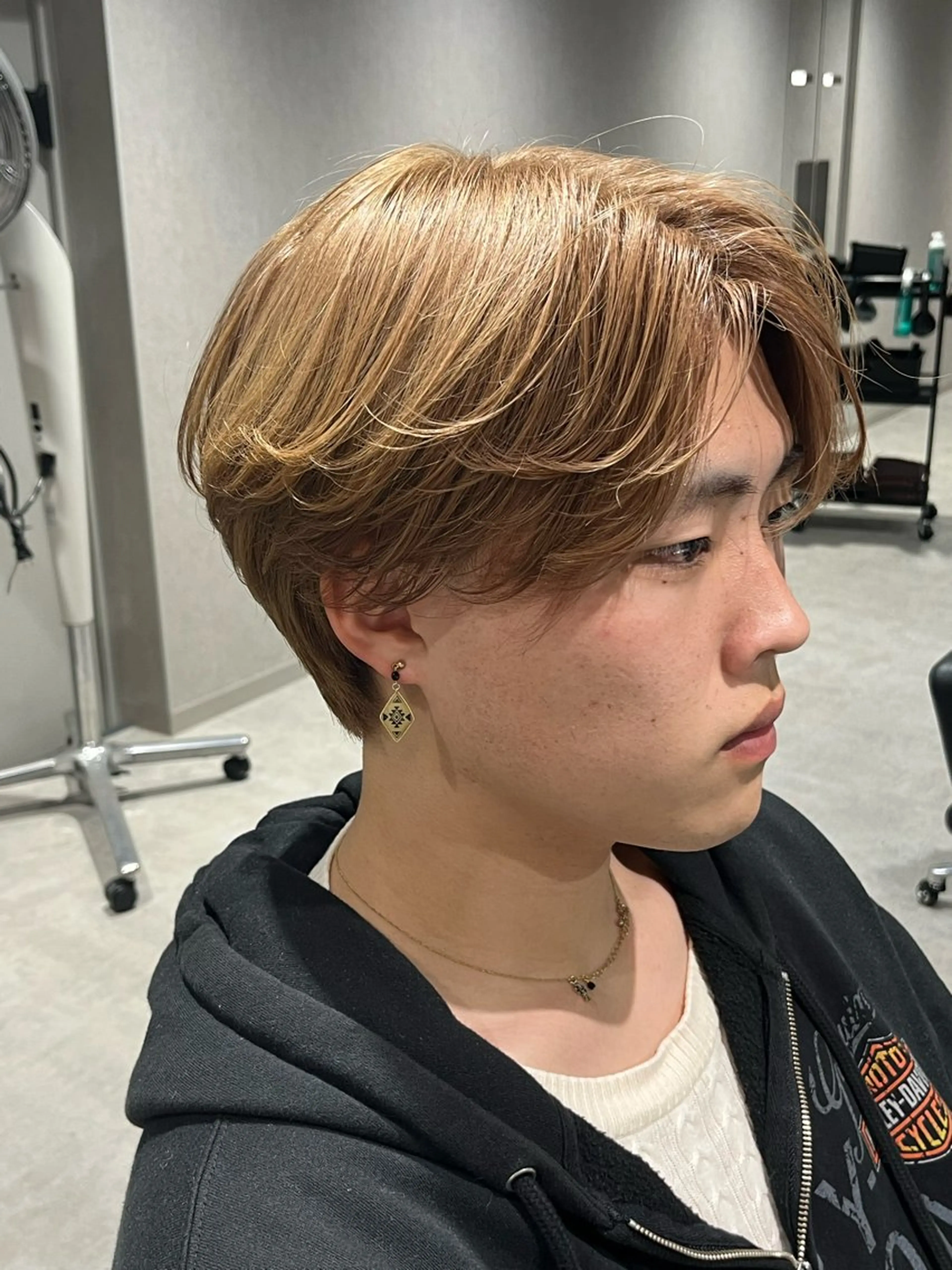 ショート カラー メンズ センターパート ベージュカラー ミルクティーベージュ カット ヘアカラー トリートメント メンズ縮毛矯正🦊ハ イトーン　RYOKAのヘアスタイル