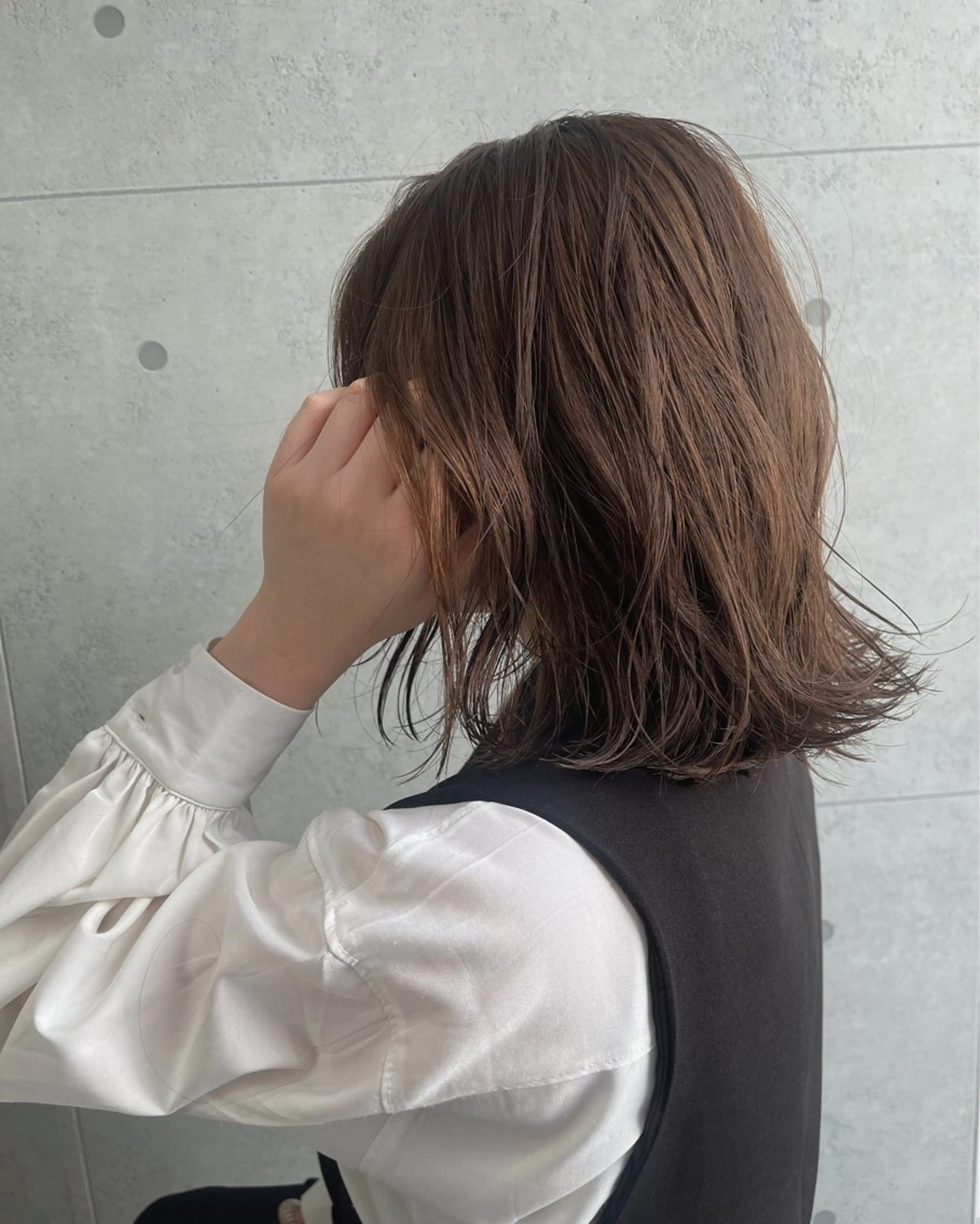 ミディアム アッシュ アッシュブラウン 下石怜子/レイヤー カット/透明感カラーのヘアスタイル