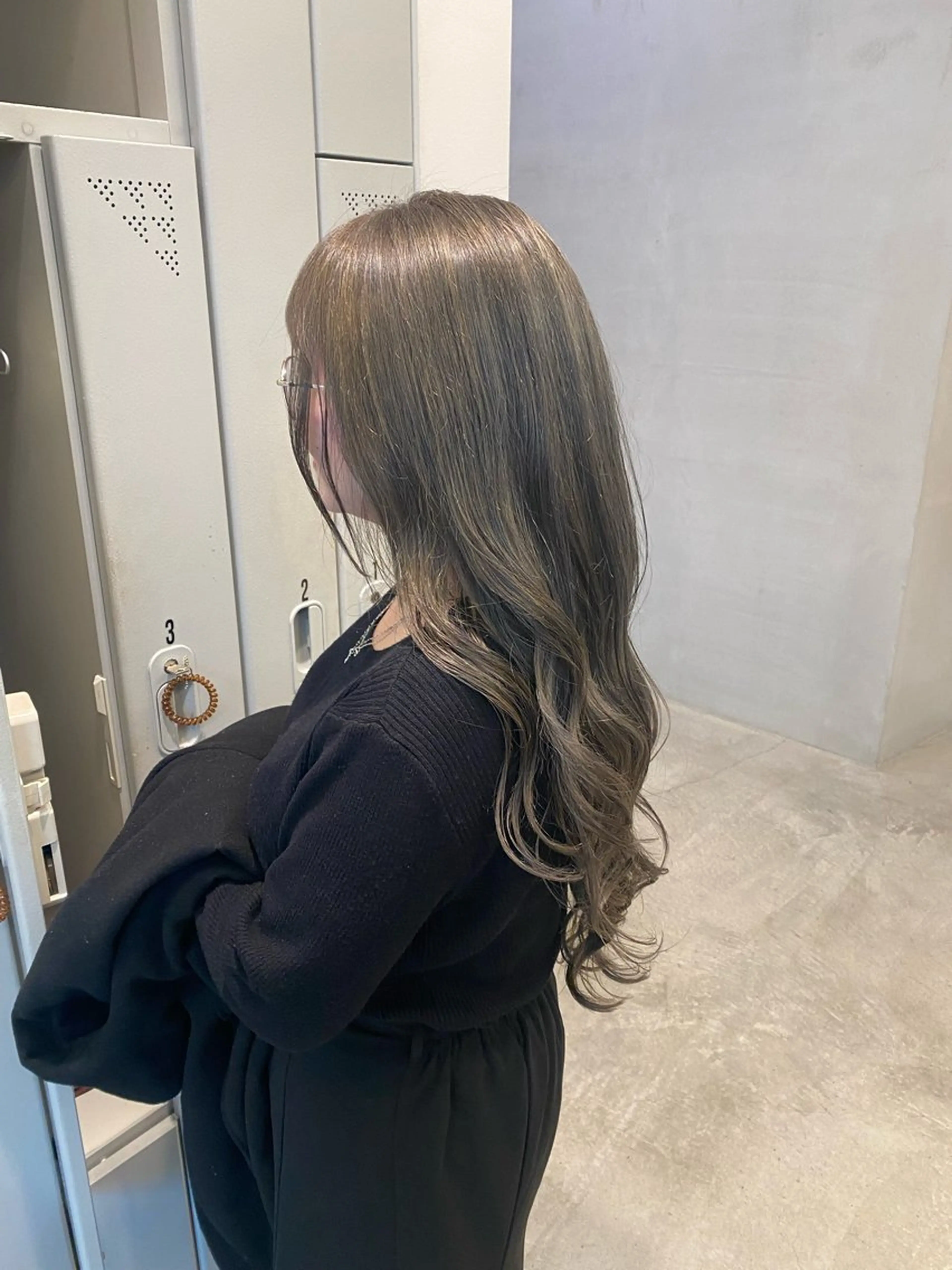 ロング カラー グレージュ オリーブグレージュ オリーブグレー ヘアカラー ♡ウルフ/レイヤー ハイトーン/yucoのヘアスタイル