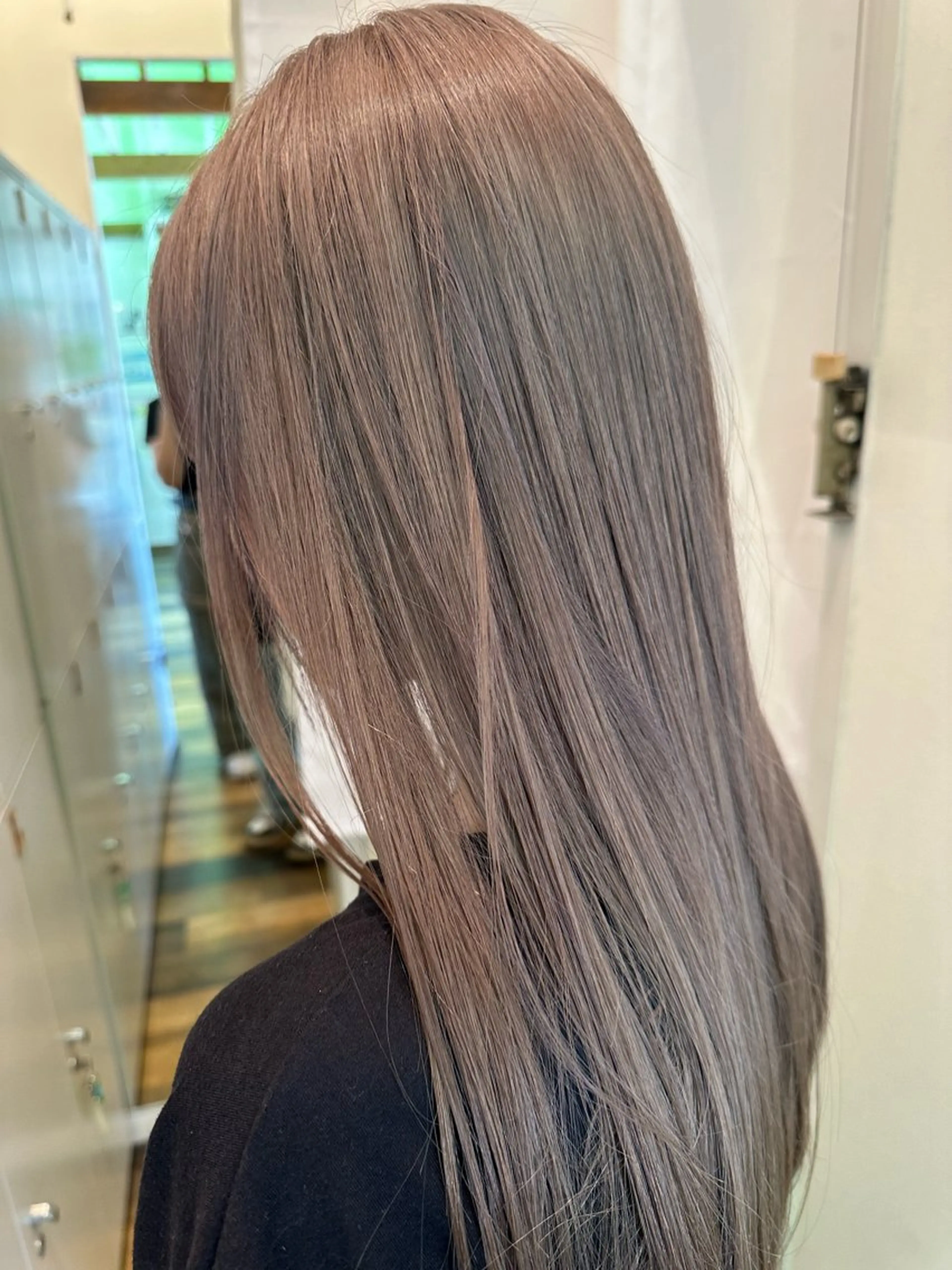 ロング カラー グレージュ ミルクティーグレージュ カット ヘアカラー 茅ヶ崎/ハイトーン /レイヤーカットのヘアスタイル