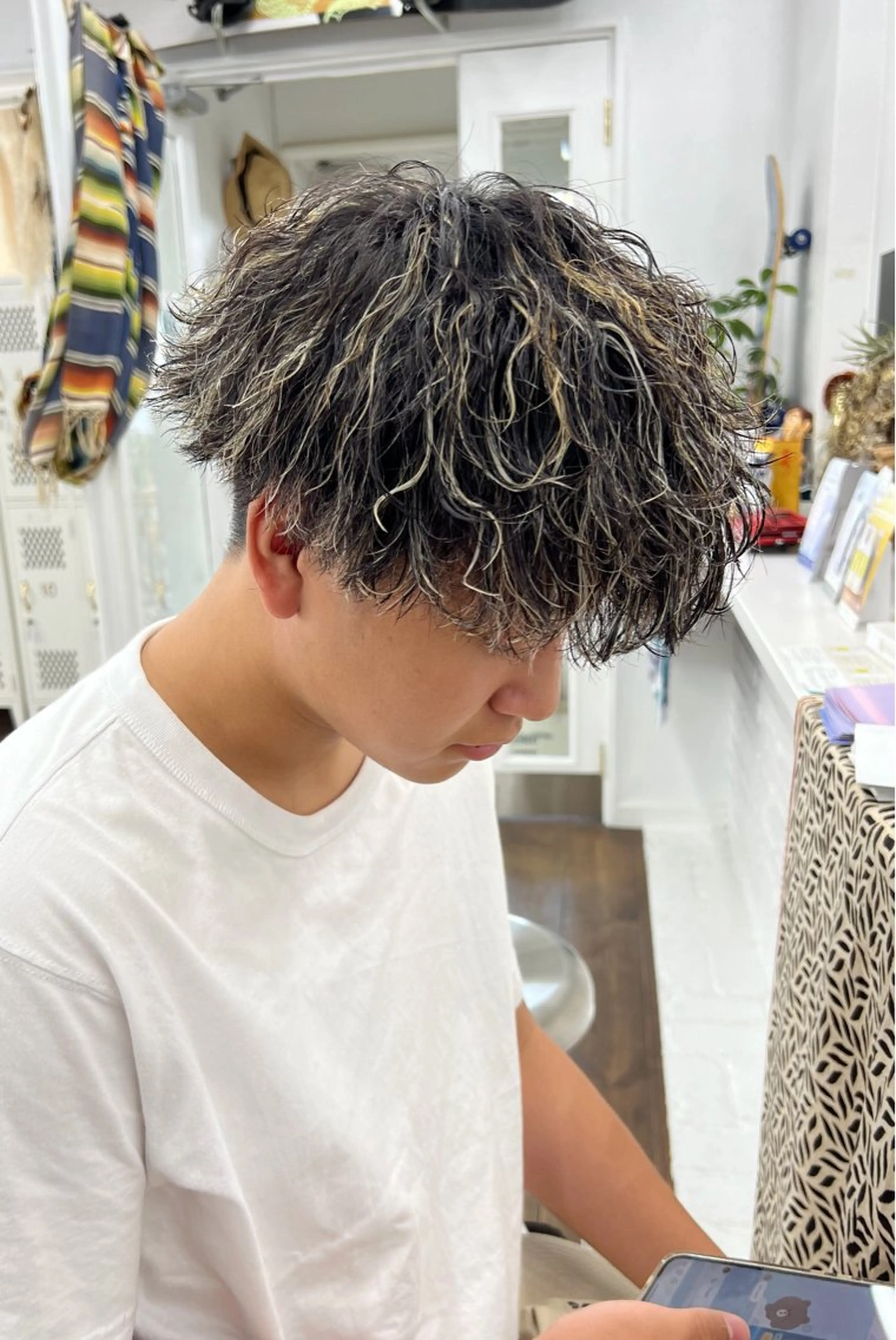 【白髪×パーマ】白髪メッシュ+パーマ+カットの写真