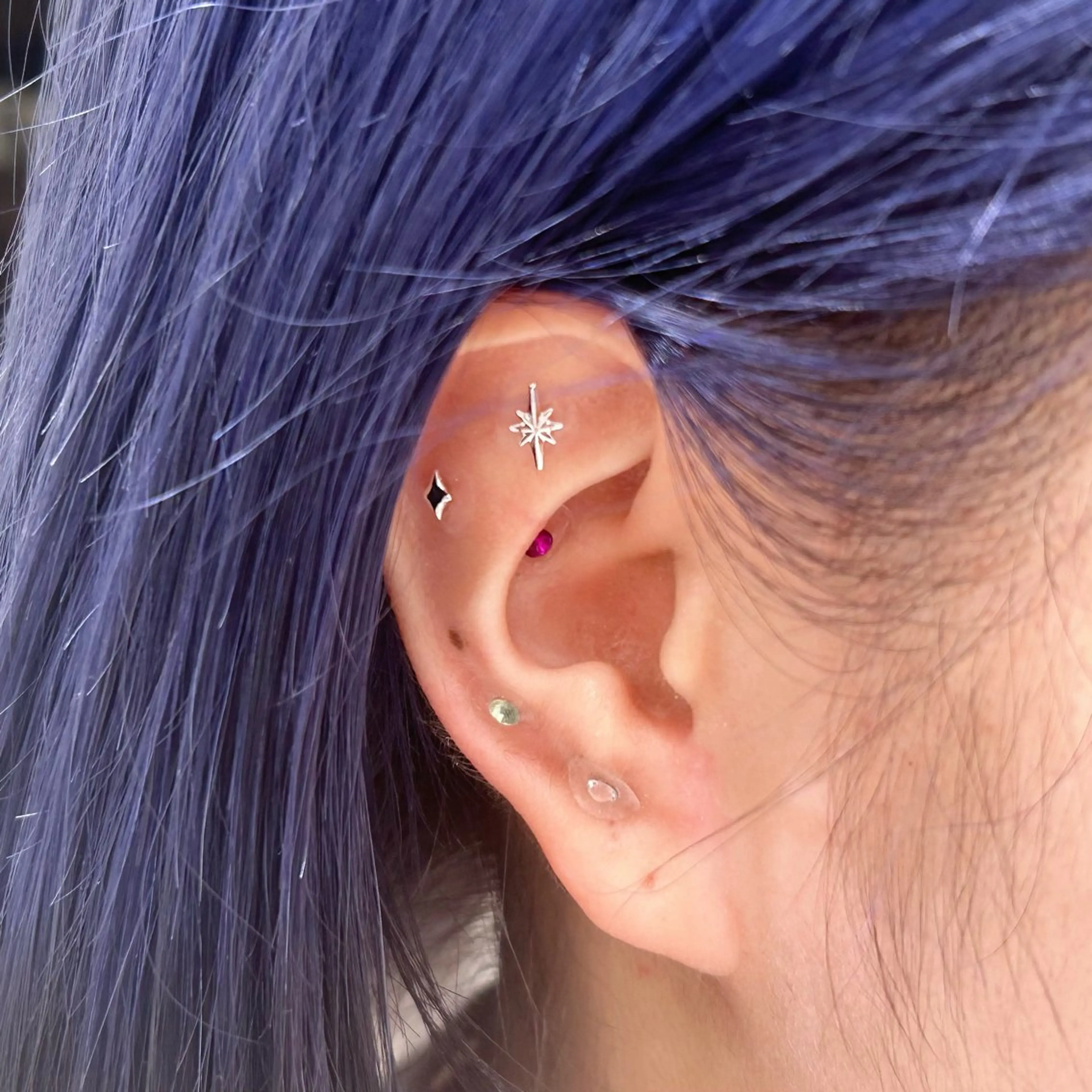 【💎チラ見せで可愛い💎】耳つぼジュエリー６粒（片耳３粒）の写真