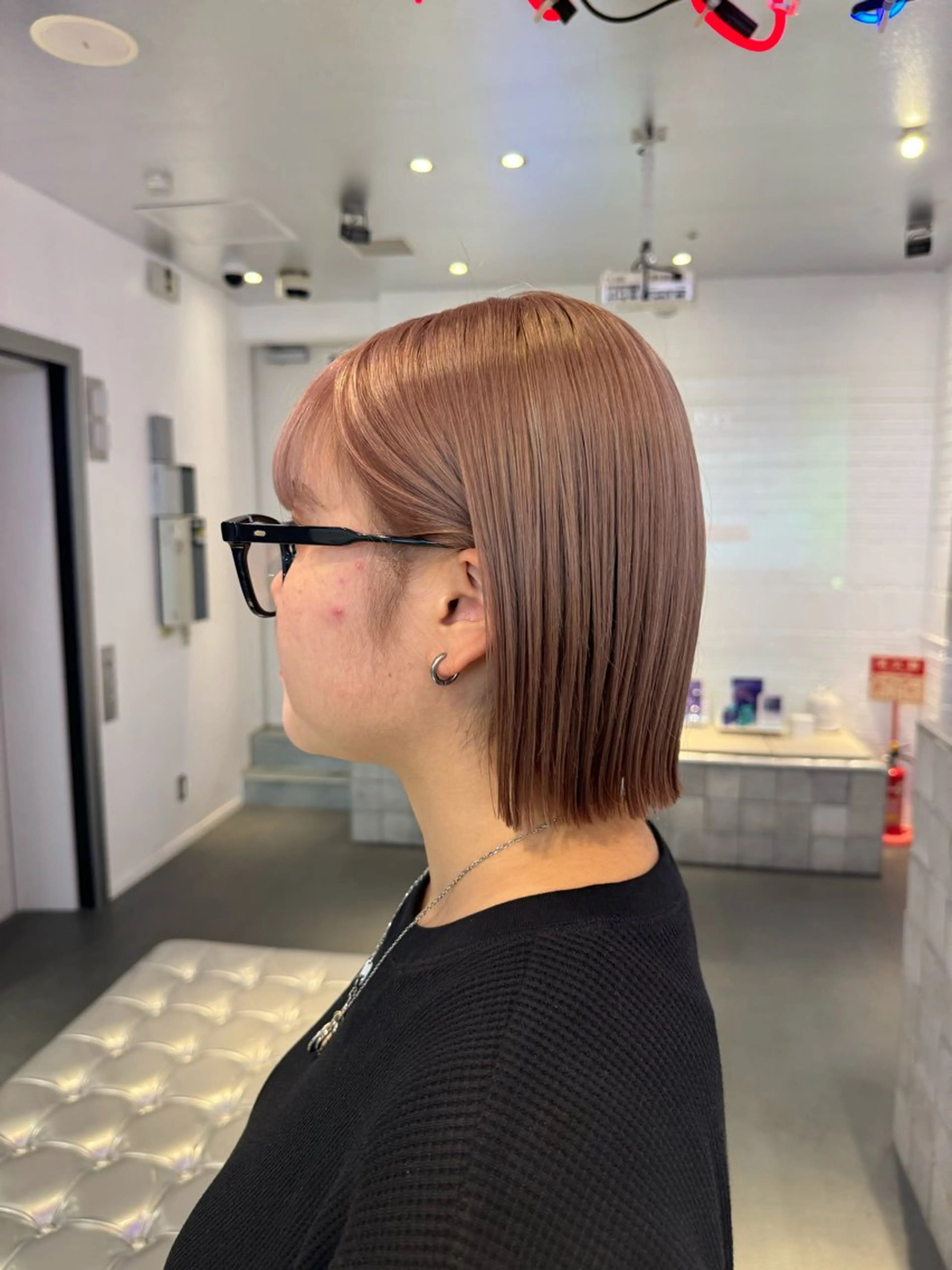 ショート カラー 切りっぱなしボブ ベージュカラー ブリーチ ケアブリーチ グレージュ カット ヘアカラー トリートメント ヘアセット ザクザクレイヤー 🍀/カラー/小田のヘアスタイル