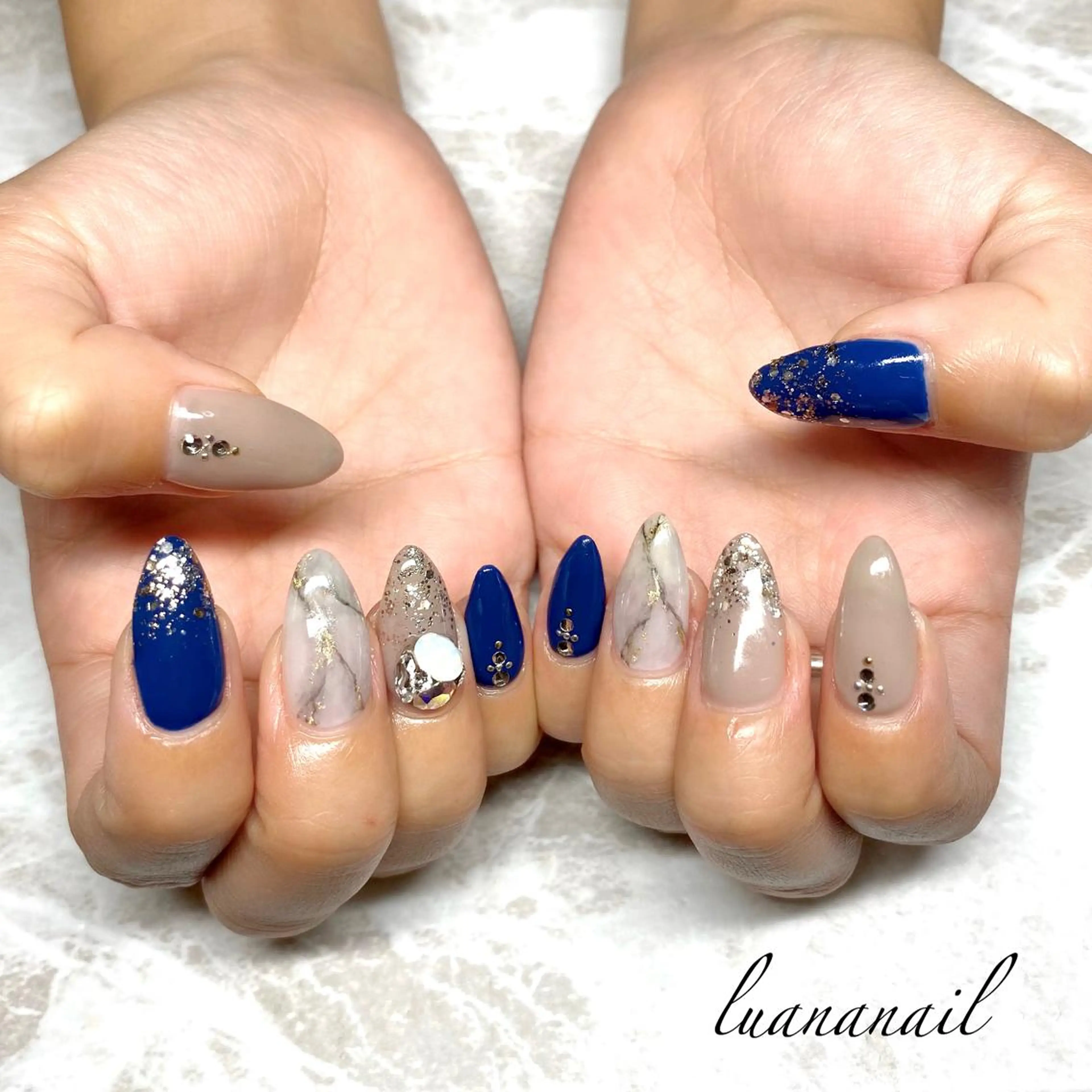 ネイル キラキラネイル ロングネイル 大理石ネイル(マーブル) ネイビー luana nailのネイルデザイン