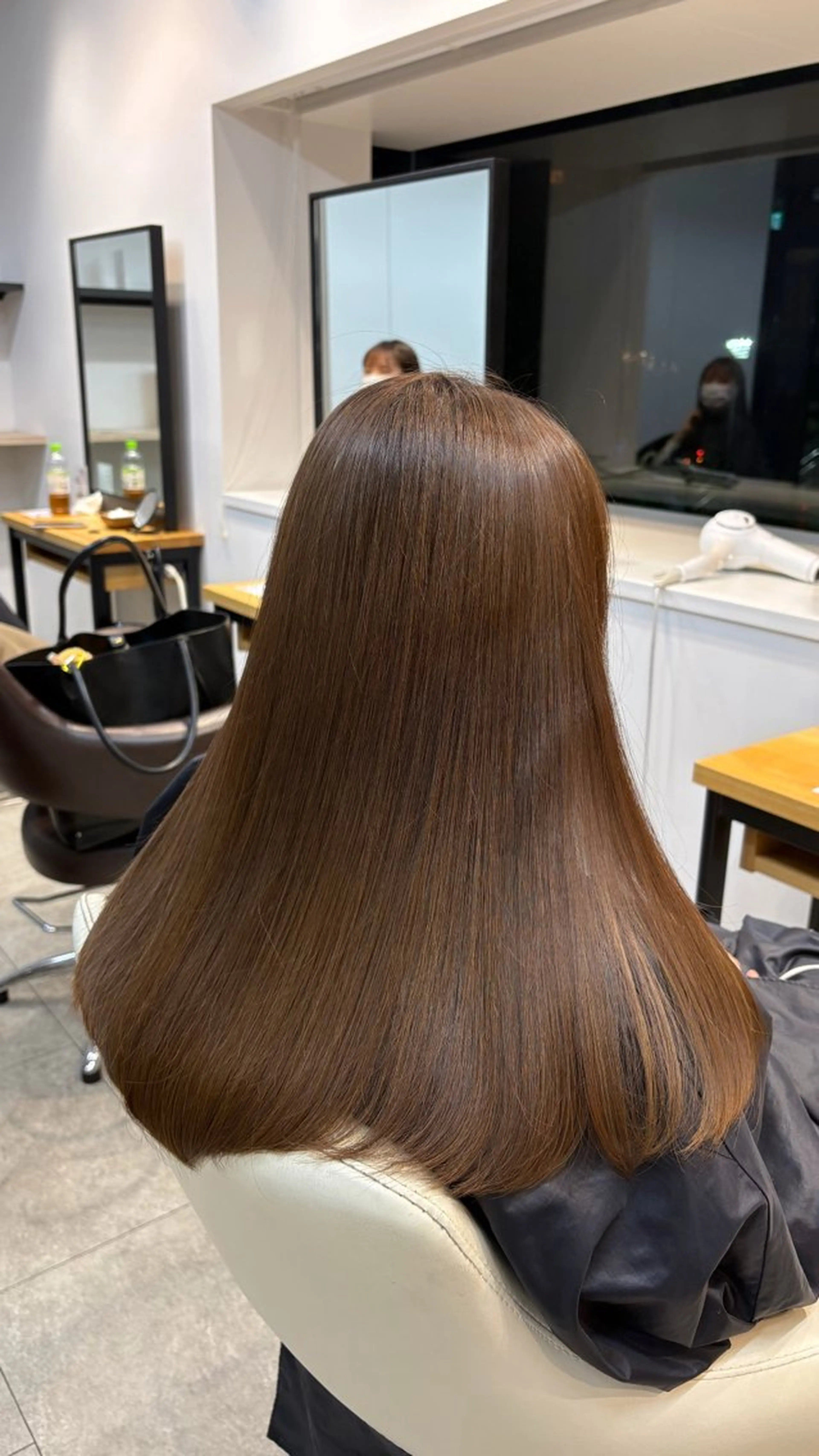 セミロング 縮毛矯正 neaf 六本木店所属・六本木🩷ハイライト 望月彩音のヘアスタイル