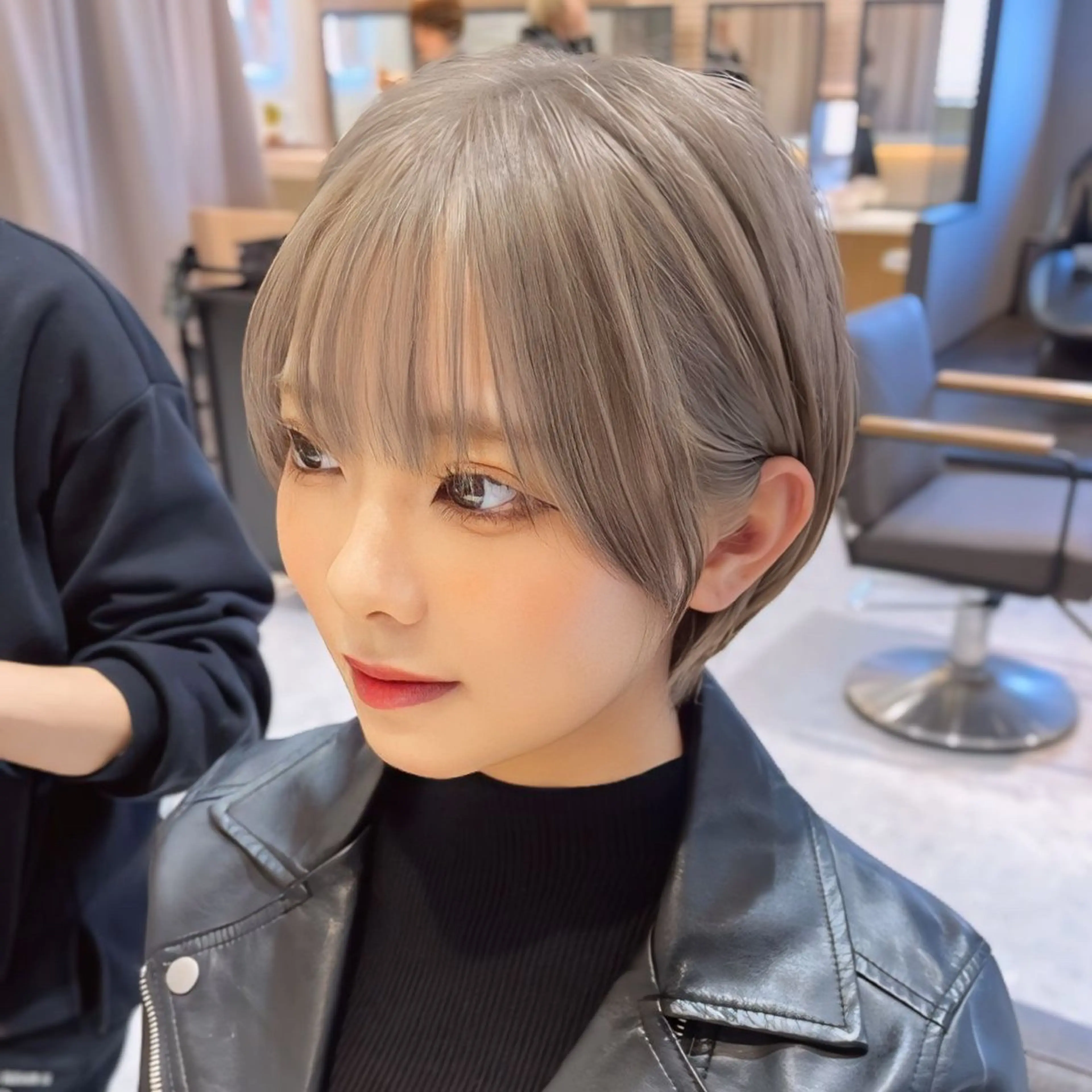 ショート カラー ヘアカラー トリートメント 💛美髪ハイトーン LEON🩶のヘアスタイル