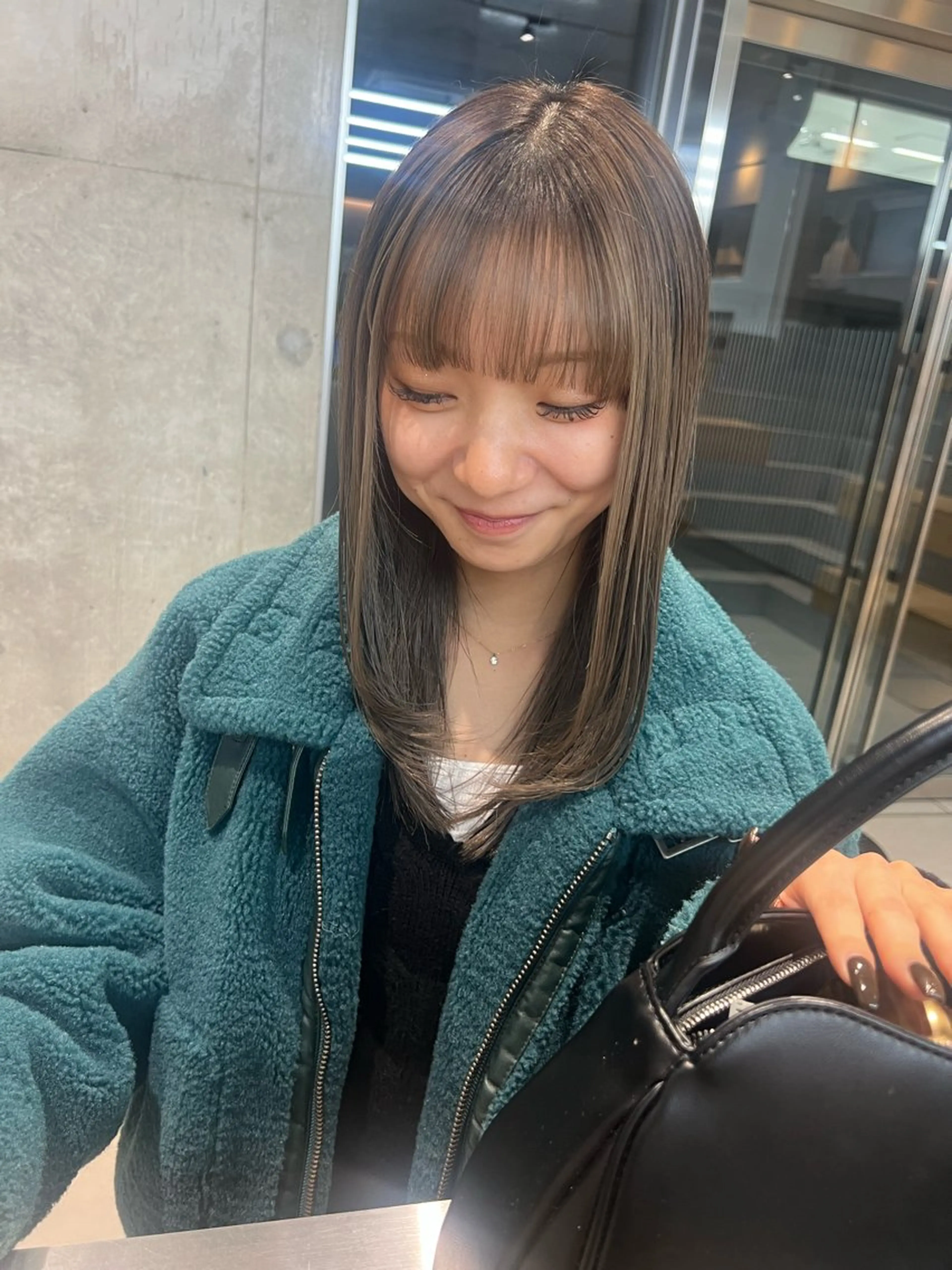 ミディアム カラー ブリーチ ケアブリーチ ダブルカラー グレージュ カット ヘアカラー トリートメント KENTO/ レイヤーカット/艶髪のヘアスタイル