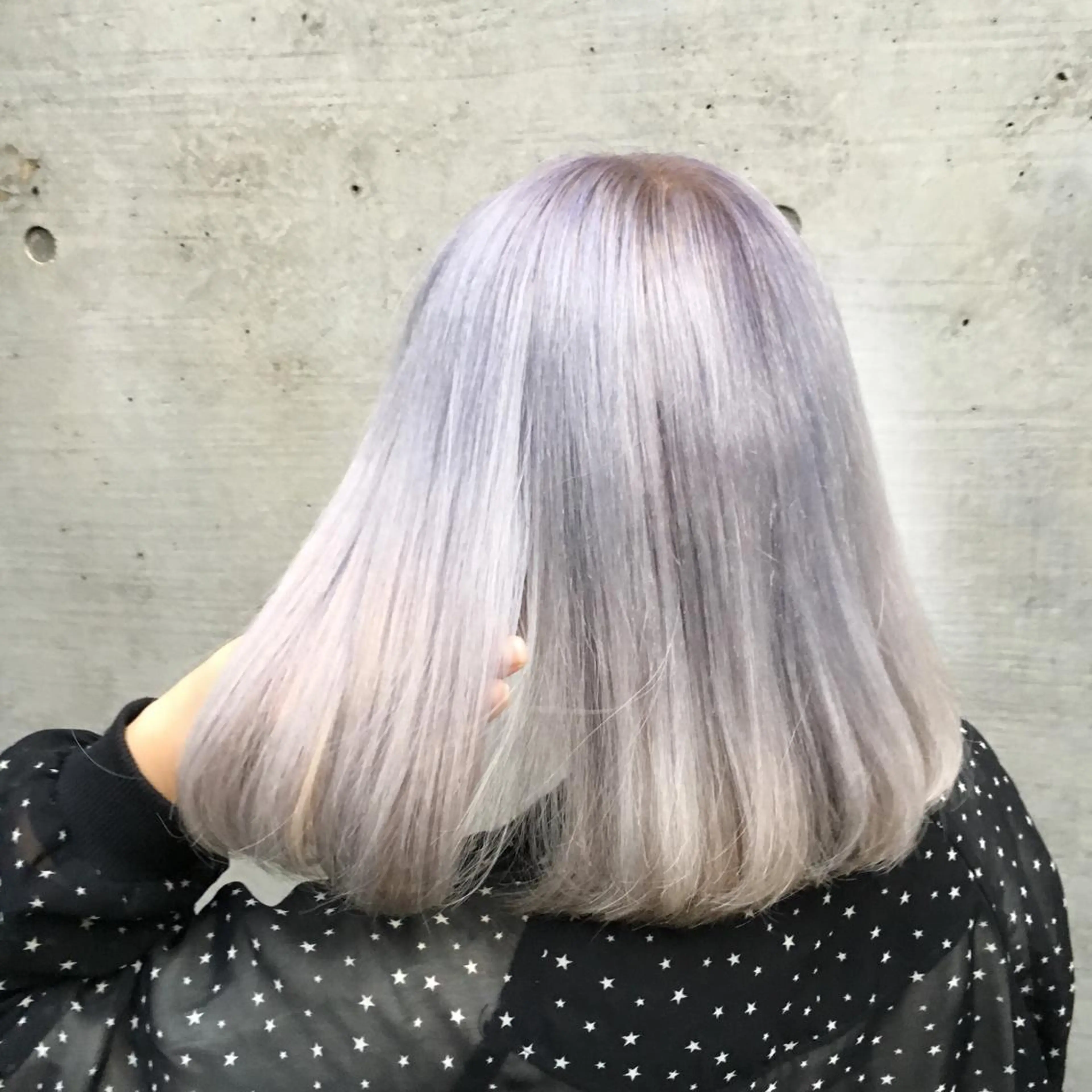ミディアム カラー ブリーチ シルバー 韓国ヘア🤍髪質改善 🇰🇷AKANEのヘアスタイル