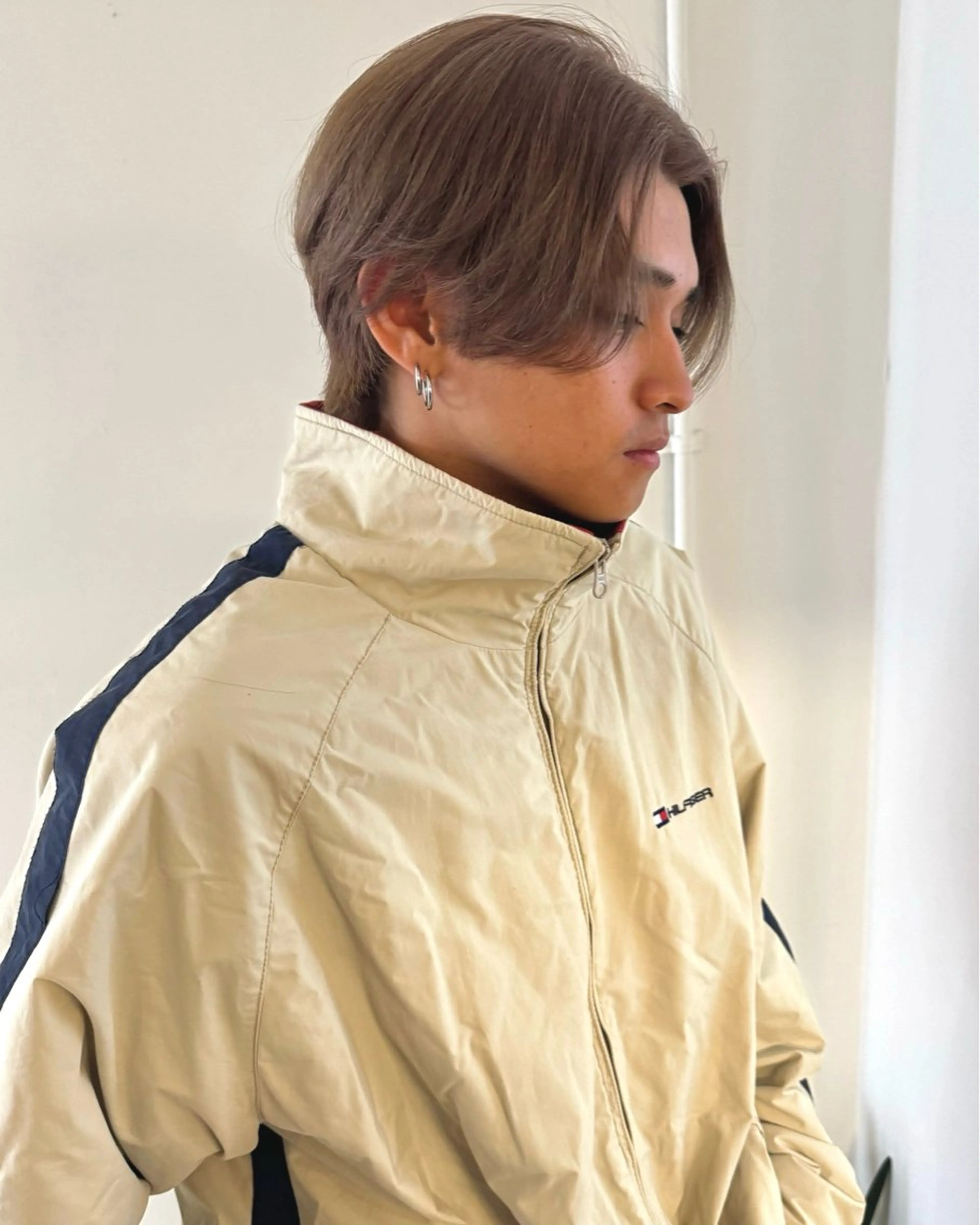 カラー メンズ センターパート メンズハイトーン グレージュ ハイトーンカラー ミルクティーグレージュ ヘアカラー トリートメント RAIMA ハイトーンレイヤーのヘアスタイル