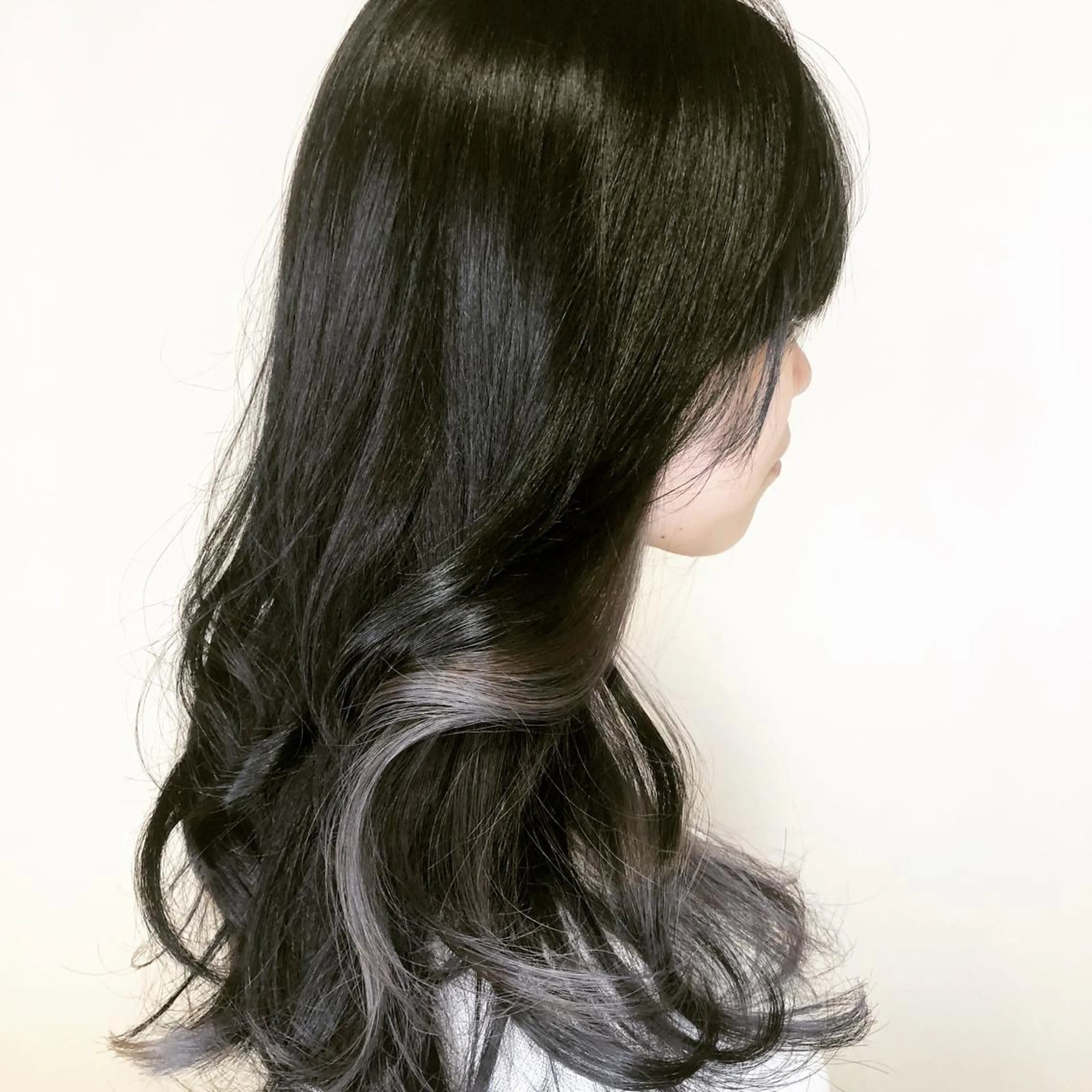 ロング カラー ハイライトカラー インナーカラー シルバー ホワイトシルバー ハイライト 門田 恭弥のヘアスタイル